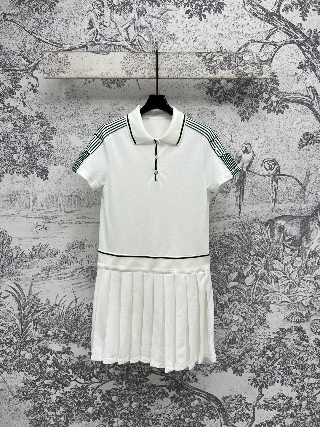 NO:442540,D Home 25 summer new style contrasting logo webbing sports series polo collar vest + polo collar short sleeve + stand-up collar jacket + polo collar dress + high waist skirt + casual pants A series of matching top body fashionable and slimming Pure white with green logo webbing splicing The upper body reduces age and is fashionable Customized logo buckle decoration One color three codes Size/S-M-L,,dior,skirts,jackets & coats,jackets & coats,T-shirt,alexander wang19860909D家 25夏季新款 撞色logo织带运动系列 polo领背心+polo领短袖+立领夹克外套+polo领连衣裙+高腰裤裙+休闲裤 一系列搭配上身时髦又显瘦 纯白色搭配绿色logo织带拼接 上身减龄又时尚 定制logo扣饰装饰 一色三码 Size/S-M-L,,dior,skirts,jackets & coats,jackets & coats,T-shirt,alexander wang,Women's clothing