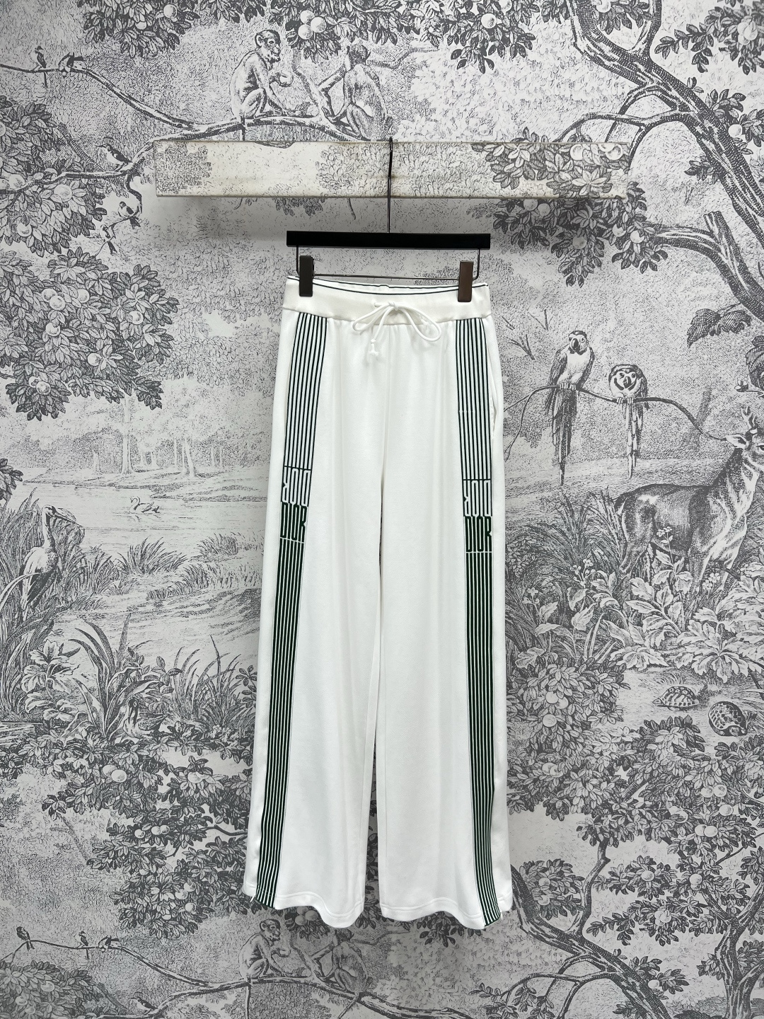 NO:442563,D Home 25 summer new style contrasting logo webbing sports series polo collar vest + polo collar short sleeve + stand-up collar jacket + polo collar dress + high waist skirt + casual pants A series of matching top body fashionable and slimming Pure white with green logo webbing splicing The upper body reduces age and is fashionable Customized logo buckle decoration One color three codes Size/S-M-L,,dior,skirts,jackets & coats,jackets & coats,T-shirt,alexander wang19860909D家 25夏季新款 撞色logo织带运动系列 polo领背心+polo领短袖+立领夹克外套+polo领连衣裙+高腰裤裙+休闲裤 一系列搭配上身时髦又显瘦 纯白色搭配绿色logo织带拼接 上身减龄又时尚 定制logo扣饰装饰 一色三码 Size/S-M-L,,dior,skirts,jackets & coats,jackets & coats,T-shirt,alexander wang,Women's clothing