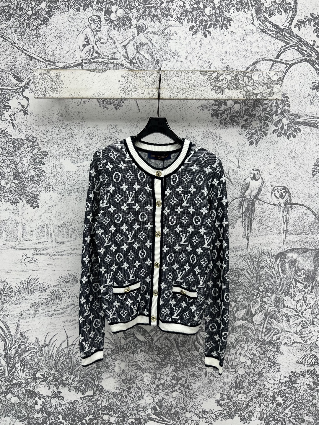 NO:443718,L Home 25 summer new style contrasting color presbyterian knitted series vest + short-sleeved + vest dress + short-sleeved dress + vest cardigan + short-sleeved cardigan + long-sleeved top + long-sleeved cardigan Classic full-print contrasting color presbyterian embellishment retro and atmospheric, looking at the look never out of date, the upper body reduces age-reducing the temperament of a generous girlish girl The contrasting color knitted rib details made of collar and cuff hem, the comfortable workmanship is great. Recommended for daily leisure on the street, three-code one color SML3,,louis vuitton, skirts, T-shirt, alexander wang19860909L家 25夏季新款 撞色老花针织系列 背心+短袖+背心连衣裙+短袖连衣裙+背心开衫+短袖开衫+长袖上衣+长袖开衫 经典的满印撞色老花点缀 复古大气 耐看永不过时 上身减龄大方少女气质 领口和袖口衣摆做的撞色针织罗纹细节 舒适做工都很赞 日常出街休闲推荐一色三码 SML3,,louis vuitton,skirts,T-shirt,alexander wang,Women's clothing