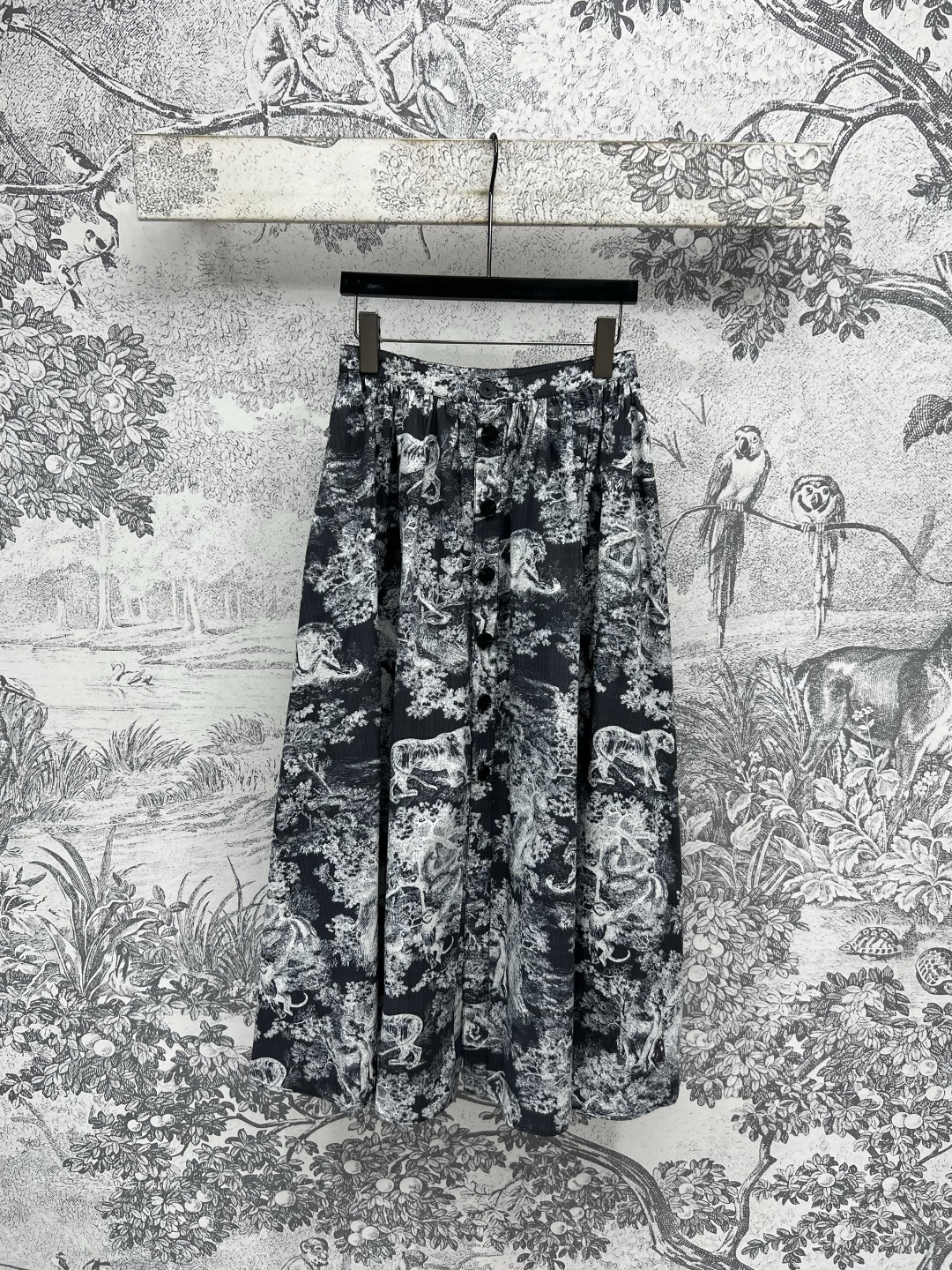 NO:443716,D Home 25 summer new animal jungle print series lapel sleeveless dress + short front and long back shirt + single-breasted skirt + suspender strapless dress Classic Ruyi animal jungle pattern print fashionable and fashionable long sleeve long shirt The fabric is light and textured, elegant and casual, and it will not be stuffy in summer. A series of matching top body is super comfortable and age-reducing. It is amazing to wear on summer vacation. One color three-code Size/S-M-L,,dior, skirts,shirts,alexander wang19860909D家 25夏季新款 动物丛林印花系列 翻领无袖连衣裙+前短后长衬衣+单排扣半身裙+吊带抹胸连衣裙 经典的茹依动物丛林图案印花 时髦又洋气 长袖长款衬衫 面料轻薄有质感 飘逸随性 夏季也不会闷热 一系列搭配上身超舒适减龄 夏日度假穿它简直绝了 一色三码Size/S-M-L,,dior,skirts,shirts,alexander wang,Women's clothing