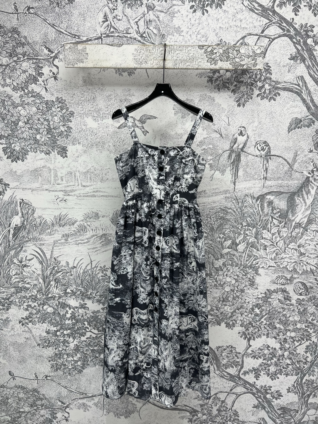 NO:443688,D Home 25 summer new animal jungle print series lapel sleeveless dress + short front and long back shirt + single-breasted skirt + suspender strapless dress Classic Ruyi animal jungle pattern print fashionable and fashionable long sleeve long shirt The fabric is light and textured, elegant and casual, and it will not be stuffy in summer. A series of matching top body is super comfortable and age-reducing. It is amazing to wear on summer vacation. One color three-code Size/S-M-L,,dior, skirts,shirts,alexander wang19860909D家 25夏季新款 动物丛林印花系列 翻领无袖连衣裙+前短后长衬衣+单排扣半身裙+吊带抹胸连衣裙 经典的茹依动物丛林图案印花 时髦又洋气 长袖长款衬衫 面料轻薄有质感 飘逸随性 夏季也不会闷热 一系列搭配上身超舒适减龄 夏日度假穿它简直绝了 一色三码Size/S-M-L,,dior,skirts,shirts,alexander wang,Women's clothing