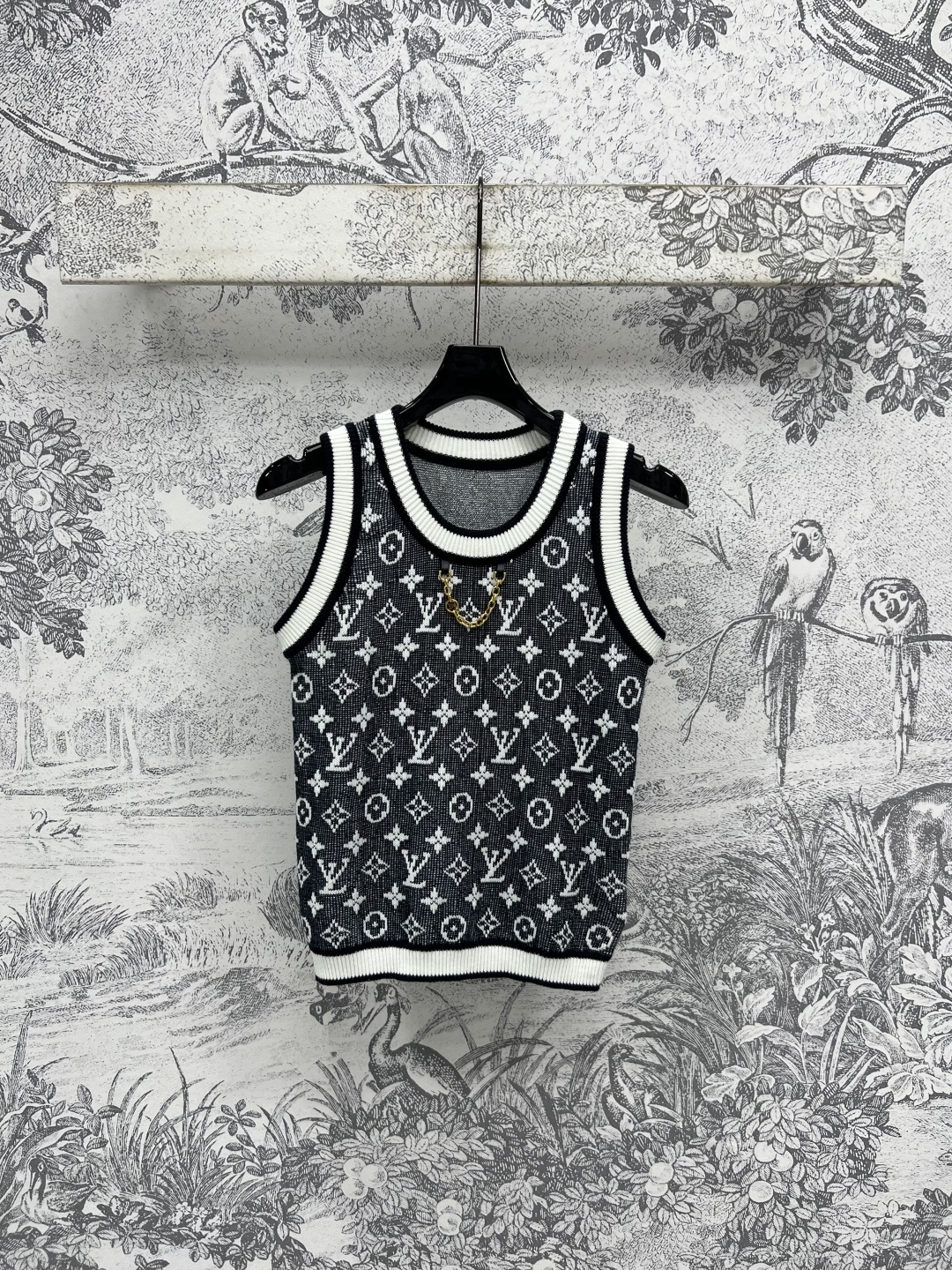 NO:443678,L Home 25 summer new style contrasting presbyterian knitted series Vest + short-sleeved + vest dress + short-sleeved dress + vest cardigan + short-sleeved cardigan + long-sleeved top + long-sleeved cardigan Classic full-print contrasting presbyterian embellishment retro and atmospheric, looking at the look never out of date, the upper body reduces age-reducing the elegant girlish temperament Contrast knitted rib details made of collar and cuff hem, comfortable workmanship is great, recommended for daily leisure, one color and three codes SML,,louis vuitton, skirts, T-shirt, alexander wang19860909L家 25夏季新款 撞色老花针织系列 背心+短袖+背心连衣裙+短袖连衣裙+背心开衫+短袖开衫+长袖上衣+长袖开衫 经典的满印撞色老花点缀 复古大气 耐看永不过时 上身减龄大方少女气质 领口和袖口衣摆做的撞色针织罗纹细节 舒适做工都很赞 日常出街休闲推荐一色三码 SML,,louis vuitton,skirts,T-shirt,alexander wang,Women's clothing