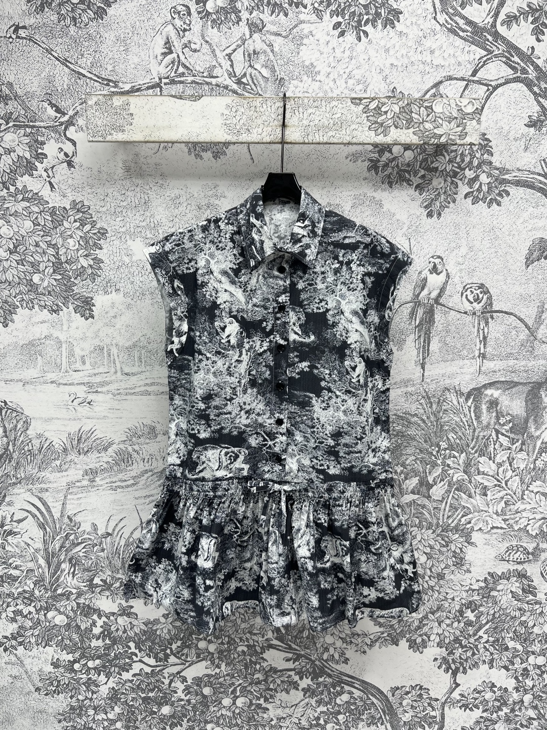 NO:443702,D Home 25 summer new animal jungle print series lapel sleeveless dress + short front and long back shirt + single-breasted skirt + suspender strapless dress Classic Ruyi animal jungle pattern print fashionable and fashionable long sleeve long shirt The fabric is light and textured, elegant and casual, and it will not be stuffy in summer. A series of matching top body is super comfortable and age-reducing. It is amazing to wear on summer vacation. One color three-code Size/S-M-L,,dior, skirts,shirts,alexander wang19860909D家 25夏季新款 动物丛林印花系列 翻领无袖连衣裙+前短后长衬衣+单排扣半身裙+吊带抹胸连衣裙 经典的茹依动物丛林图案印花 时髦又洋气 长袖长款衬衫 面料轻薄有质感 飘逸随性 夏季也不会闷热 一系列搭配上身超舒适减龄 夏日度假穿它简直绝了 一色三码Size/S-M-L,,dior,skirts,shirts,alexander wang,Women's clothing