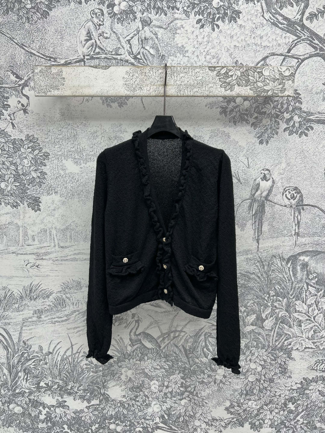 NO:443699,New summer style lace V-neck knitted cardigan jacket V-neck loose style, slim and versatile upper body, simple and classic and durable, customized crystal buckle, retro and fashionable, sweet and cool, fashionable and high-end wool blend fabric, workmanship quality online, one color, three-code Size/S-M-L,, jackets & coats, alexander wang19860909夏季新款 花边V领针织开衫外套 V领宽松版型 上身显瘦又百搭 简约又不失经典耐看 定制水晶扣饰 复古时髦 可甜可酷时髦高级 羊毛混纺面料 做工品质在线一色三码Size/S-M-L,,jackets & coats,alexander wang,Women's clothing