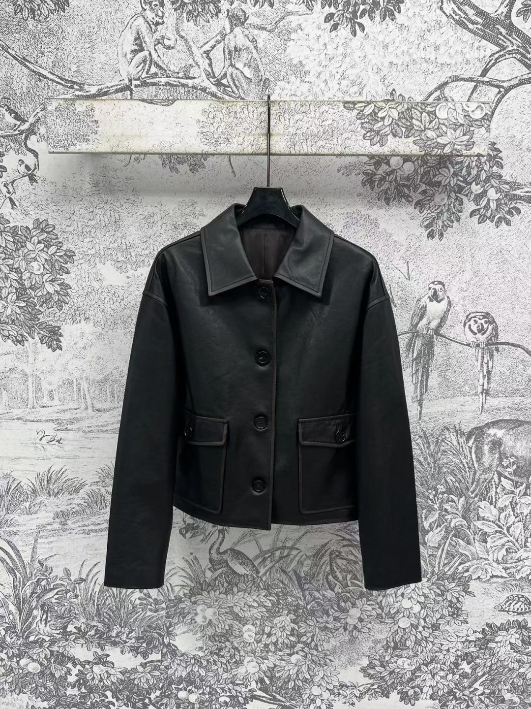 NO:444702,100025 autumn and winter new style, retro old-scrubbed leather leather jacket, leather jackets have always been synonymous with neutral and handsomeness, incorporating neat silhouettes to make women dress more neat, elegant, intellectual and neutral and tough, perfectly blending the charm of leather jackets in one piece, I believe there is no sister to resist, just looking very high-end, the upper body is a cool girl that is not easy to mess with, 100% pure sheepskin fabric, the upper body is stylish and easy to manage, one color three-code SML7,, jackets & coats, jackets & coats, leather jacket, sheepskin, alexander wang19860909100025秋冬新款 复古做旧擦色真皮皮夹克外套 皮衣夹克一直是中性帅气的代名词 融入利落的廓型 让女性着装更具利落感 优雅知性和中性硬朗 在一件单品中完美融合皮夹克的魅力 相信没有姐妹抵挡得住 光是看着就很高级 上身就是一个酷女孩不好惹的感觉 百分百纯羊皮面料 上身有型很好打理 一色三码SML7,,jackets & coats,jackets & coats,leather jacket,sheepskin,alexander wang,Women's clothing