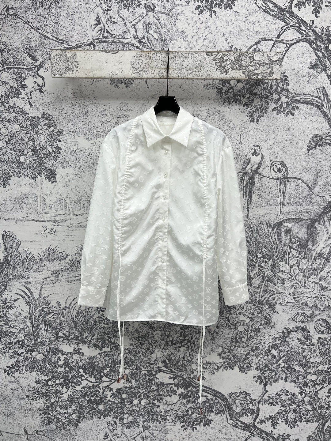 NO:446545,L Home 25 summer new style Lapel logo jacquard long-sleeved shirt Retro court style Age-reducing girly and temperament Very beautiful style Very versatile Customized jacquard pure cotton fabric Special labor-intensive Customized hardware accessories Details are very well-made, all series are available One color and three codes Size/S-M-L,,louis vuitton,shirts,alexander wang19860909L家 25夏季新款 翻领logo提花长袖衬衫 复古宫廷风 减龄少女又气质 很好看的版型 非常百搭 定制提花纯棉面料 特别费工时 开模定制五金配件 细节做工很到位 一系列都有 一色三码 Size/S-M-L,,louis vuitton,shirts,alexander wang,Women's clothing