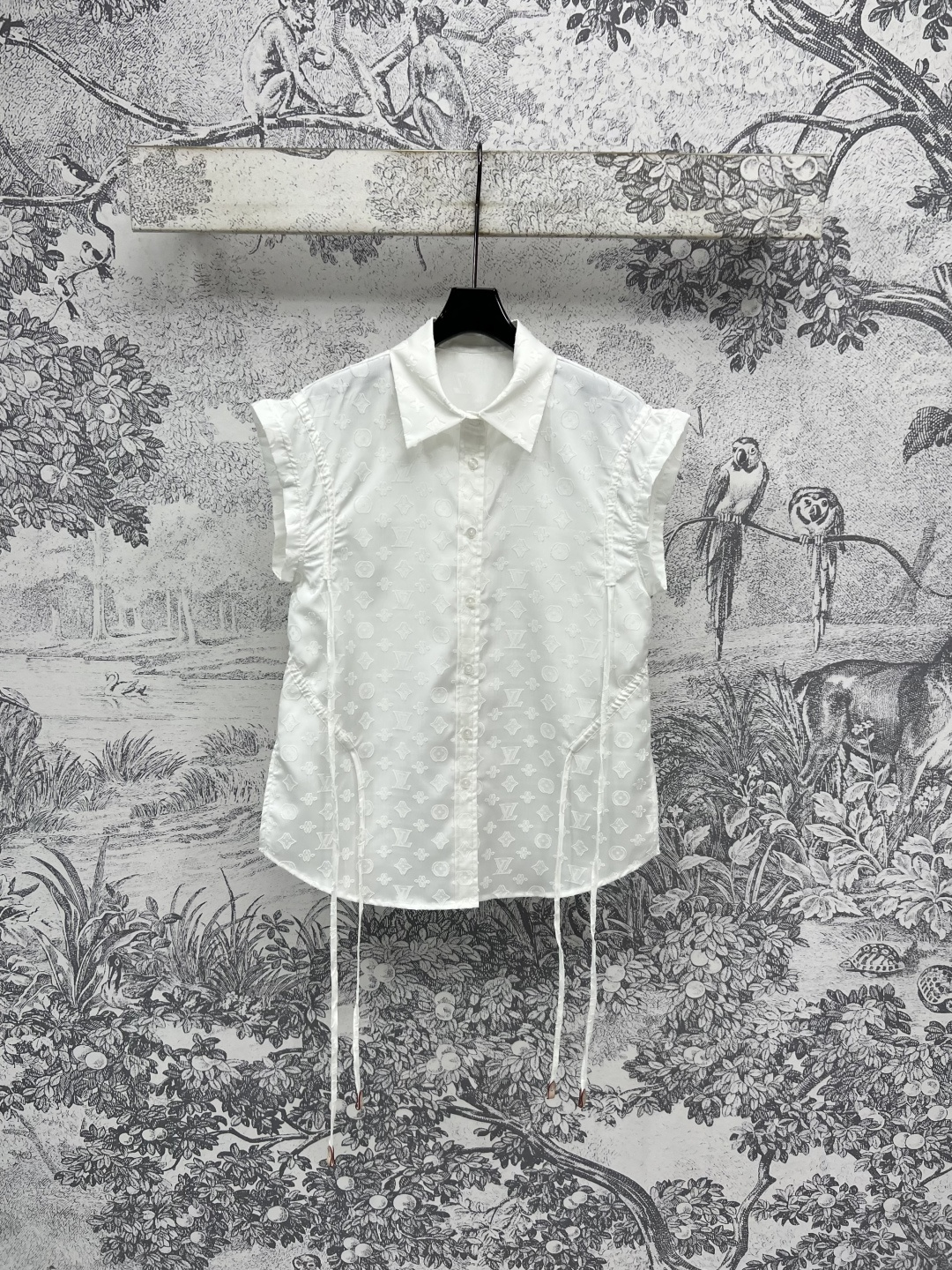 NO:446535,L Home 25 summer new style Lapel logo jacquard sleeveless shirt Retro court style Age-reducing girly and temperament Very beautiful style Very versatile Customized jacquard cotton fabric Special labor-intensive Customized hardware accessories Details are very well-made, all series are available One color and three codes Size/S-M-L,,louis vuitton,shirts,alexander wang19860909L家 25夏季新款 翻领logo提花无袖衬衫 复古宫廷风 减龄少女又气质 很好看的版型 非常百搭 定制提花纯棉面料 特别费工时 开模定制五金配件 细节做工很到位 一系列都有 一色三码 Size/S-M-L,,louis vuitton,shirts,alexander wang,Women's clothing