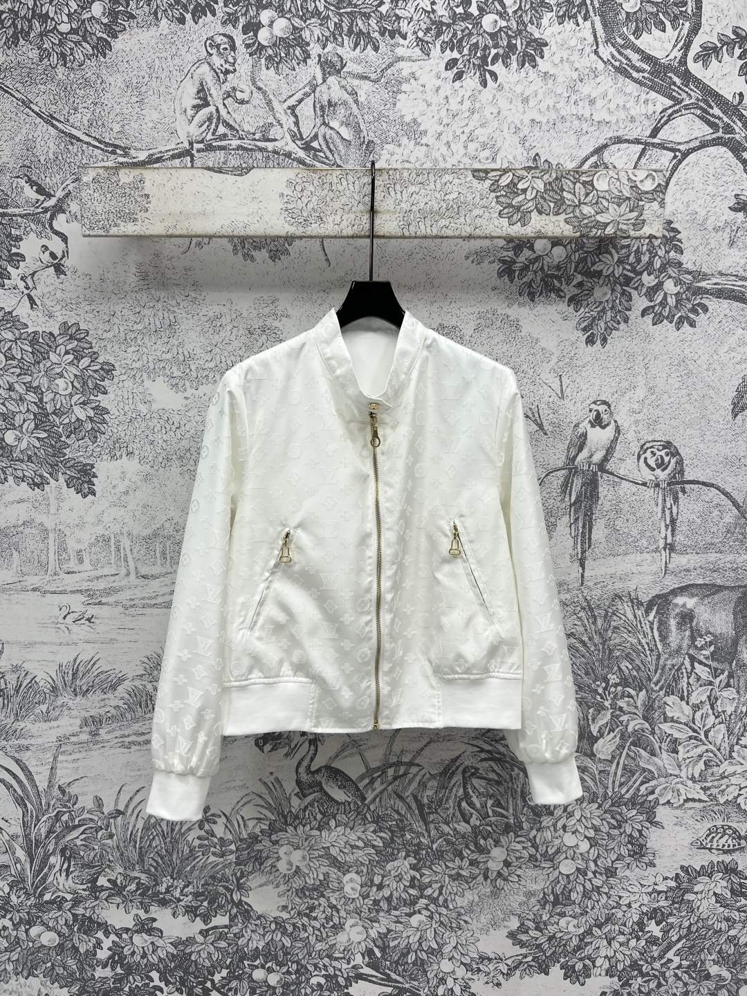 NO:446543,L's 25 summer new style, double-sided flight jacket, double-sided change-fitting, double-sided style switches at will, one side is pure white design, the other side is full-frame, old-fashioned jacquard pattern, the flying jacket cut style, handsome, versatile and slim, essential items for temperamental young ladies, original development logo button accessories, workmanship details are in place, one color, three-code Size/S-M-L,, louis vuitton, jackets & coats, jackets & coats, alexander wang19860909L家 25夏季新款 双面飞行夹克外套 双面变法穿 双面风格随意切换 一面是纯白设计 另一面是全幅 老花提花图案 飞行夹克剪裁版型上身帅气百搭又显瘦 气质小姐姐必备单品 原版开发logo纽扣配件 做工细节到位 一色三码Size/S-M-L,,louis vuitton,jackets & coats,jackets & coats,alexander wang,Women's clothing