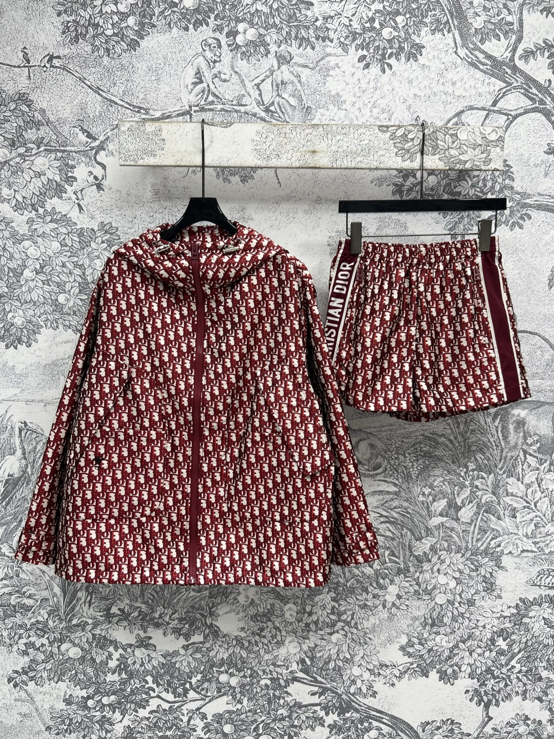 NO:445640,Short D home 25 summer new style Classic letter jacquard set Classic D letter jacquard fabric Hooded jacket + high-waist shorts A set of fashionable and feminine upper body A must-have classic work every year Hooded loose-fitting jacket Double-sided pocket design The velcro is equipped with adjustable width Red retro D letter jacquard is fashionable and high-end A set of upper body men and women can easily control it Spring and summer essential windproof jacket Full of styling Three-code Size/S-M-L,,dior,shorts,jackets & coats,hats,alexander wang19860909外 短D家 25夏季新款 经典字母提花套装 经典的D字母提花面料 连帽外套+高腰短裤 一套上身时髦又有小女人味 每年必出的经典之作 连帽宽松版型外套 双侧口袋的设计 子是采用魔术贴 配调节宽度 红色复古的D字提花时髦又高级 一套上身男女都可以轻松驾驭 春夏必备防风外套 造型感十足 一色三码 Size/S-M-L,,dior,shorts,jackets & coats,hats,alexander wang,Women's clothing