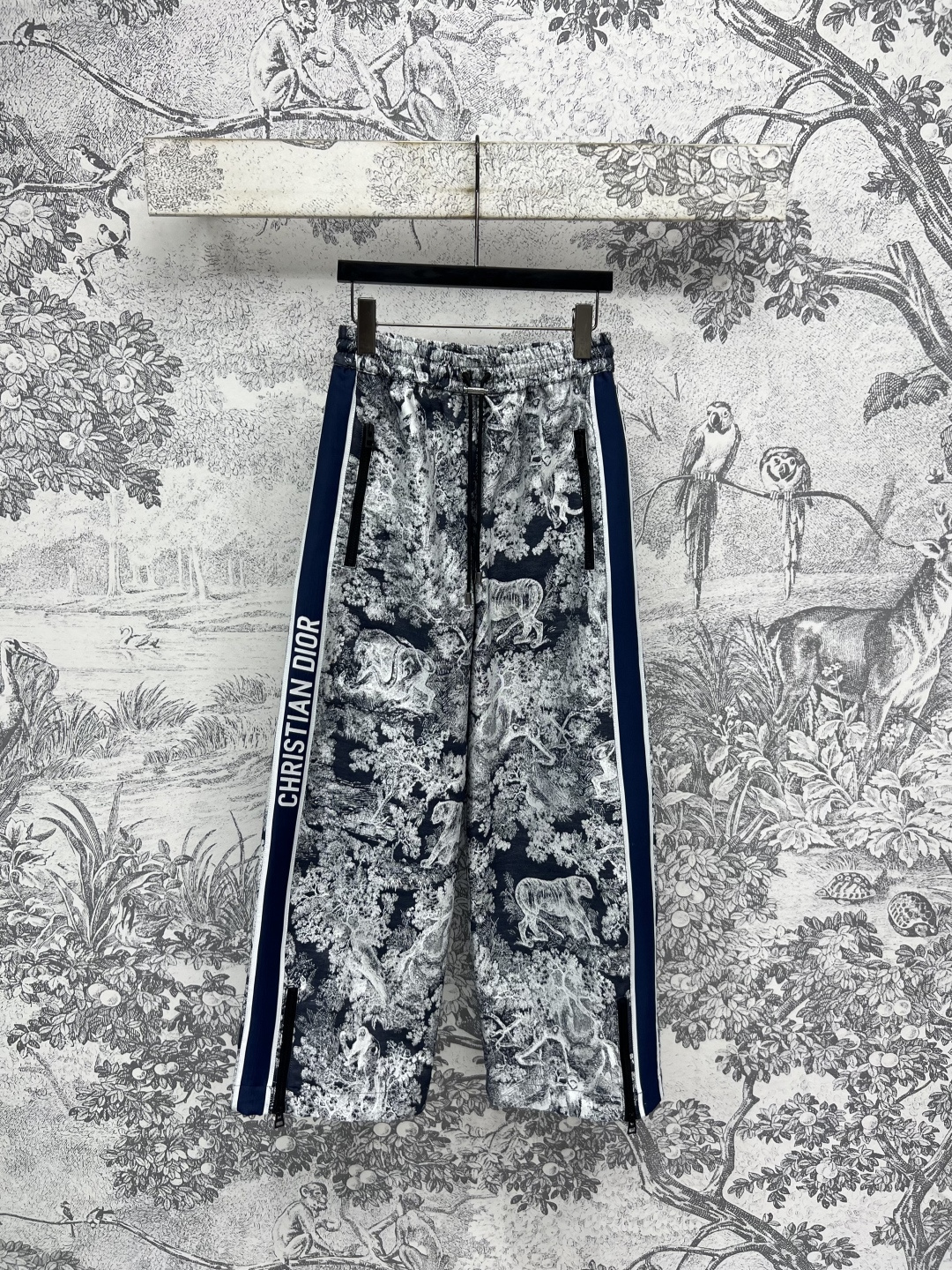 NO:445672,Dhhh 25 summer new style Animal jungle pattern series Hooded zipper jacket + piece-fitting skirt + sports trousers Full-printed Ruyi animal jungle pattern is high-end and fashionable, the upper body also has a good age-reducing effect Customized textured fabric is eye-catching in one second All hardware accessories are molded, a series of matching versatile and not picky for people to wear logo webbing decoration is eye-catching and high-end, street photography is beautiful, three-code one color Size/S-M-L,,dior, skirts, jackets & coats,hats,alexander wang19860909D家25夏季新款 动物丛林图案系列 连帽拉链外套+搭片式裤裙+运动长裤 满印的茹依动物丛林图案高级又时髦 上身也是自带减龄的效果 定制的纹理感面料 一秒就很抢眼时尚 所有五金配件开模的 一系列搭配百搭不挑人穿 logo织带装饰吸睛又高级 街拍各种都好看 一色三码 Size/S-M-L,,dior,skirts,jackets & coats,hats,alexander wang,Women's clothing