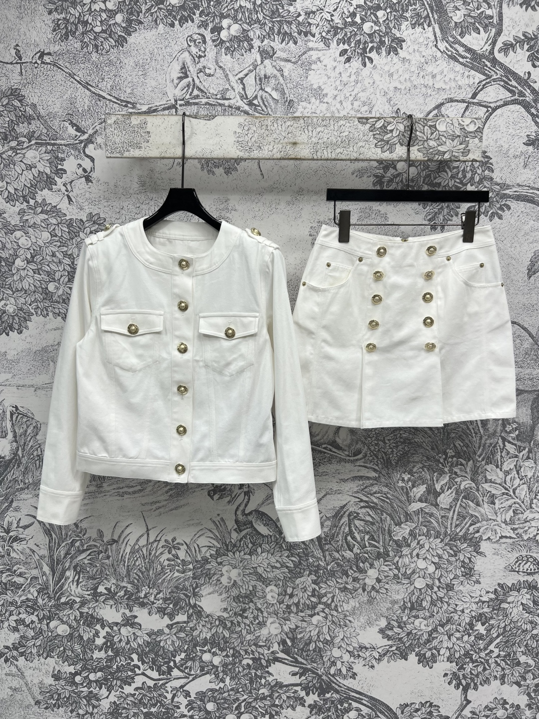 NO:445655,B Family 25 summer new product Denning white denim suit Short trousers jacket + double-breasted skirt Cute girl's age-reducing temperament style fashionable and handsome Three-dimensional style versatile and not picky. Customized mold-opening gold buckle accessories embellishments high-end and fashionable. Pure white denim color French classic style. The upper body is the daughter of a famous lady. Short style makes it look slim and tall. The shoulder pad design easily has right-angle shoulders. A set of upper body reduces age and has the noble feeling of a rich girl. Cool and temperament versatile and not picky. One color three sizes Size/S-M-L,, skirts, jackets & coats, alexander wang19860909B家 25夏季新品 丹宁白牛仔套装 短款长裤外套+双排扣短裙 可爱少女减龄气质版型时髦又帅气 立体裁版型百搭不挑人 定制开模金扣配件点缀 高级又时髦 纯白牛仔配色法式经典款 上身就是名媛千金 短款显瘦显高 垫肩设计轻松拥有直角肩 一套上身减龄又有富家千金的贵气感 又酷又气质 百搭不挑人一色三码 Size/S-M-L,,skirts,jackets & coats,alexander wang,Women's clothing