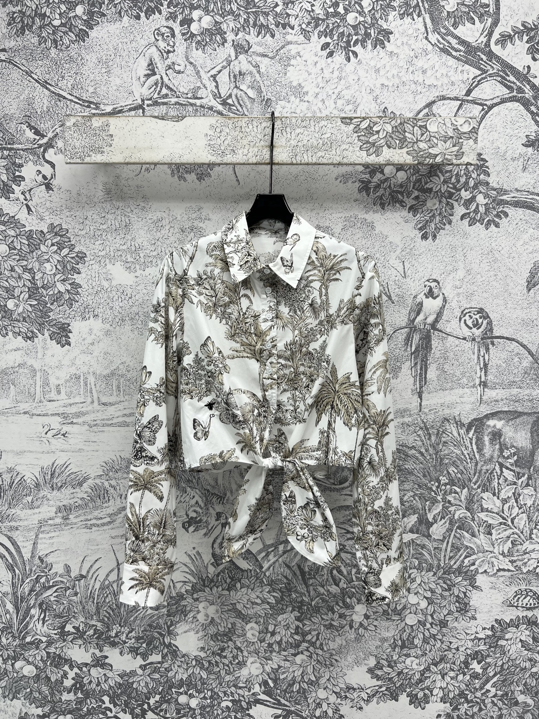 NO:445657,D Home 25 summer new coconut tree print series Lapel tied short shirt + front short and back long stand-up collar shirt + high-waisted skirt Create a lazy romantic mood in summer The long sleeves and loose style just right to modify the figure The short front and long back cut is more elongated and proportional. YB customized coconut tree pattern printed pure cotton fabric. Little bee embroidery for body positioning. A series of matching can be sweet or salty. Easily wear fashionable style. Three-code one color Size/S-M-L,,dior, skirts,shirts,alexander wang19860909D家 25夏季新款 椰树印花系列 翻领系结短款衬衣+前短后长立领衬衫+高腰排扣半身裙 打造夏季懒洋洋的浪漫情调 长袖小宽松的版型恰到好处修饰身材 前短后长的剪裁更加拉长比例感 YB定制椰树图案印花纯棉面料 衣身定位的小蜜蜂刺绣 一系列搭配可甜可盐 轻松穿出时髦范 一色三码 Size/S-M-L,,dior,skirts,shirts,alexander wang,Women's clothing