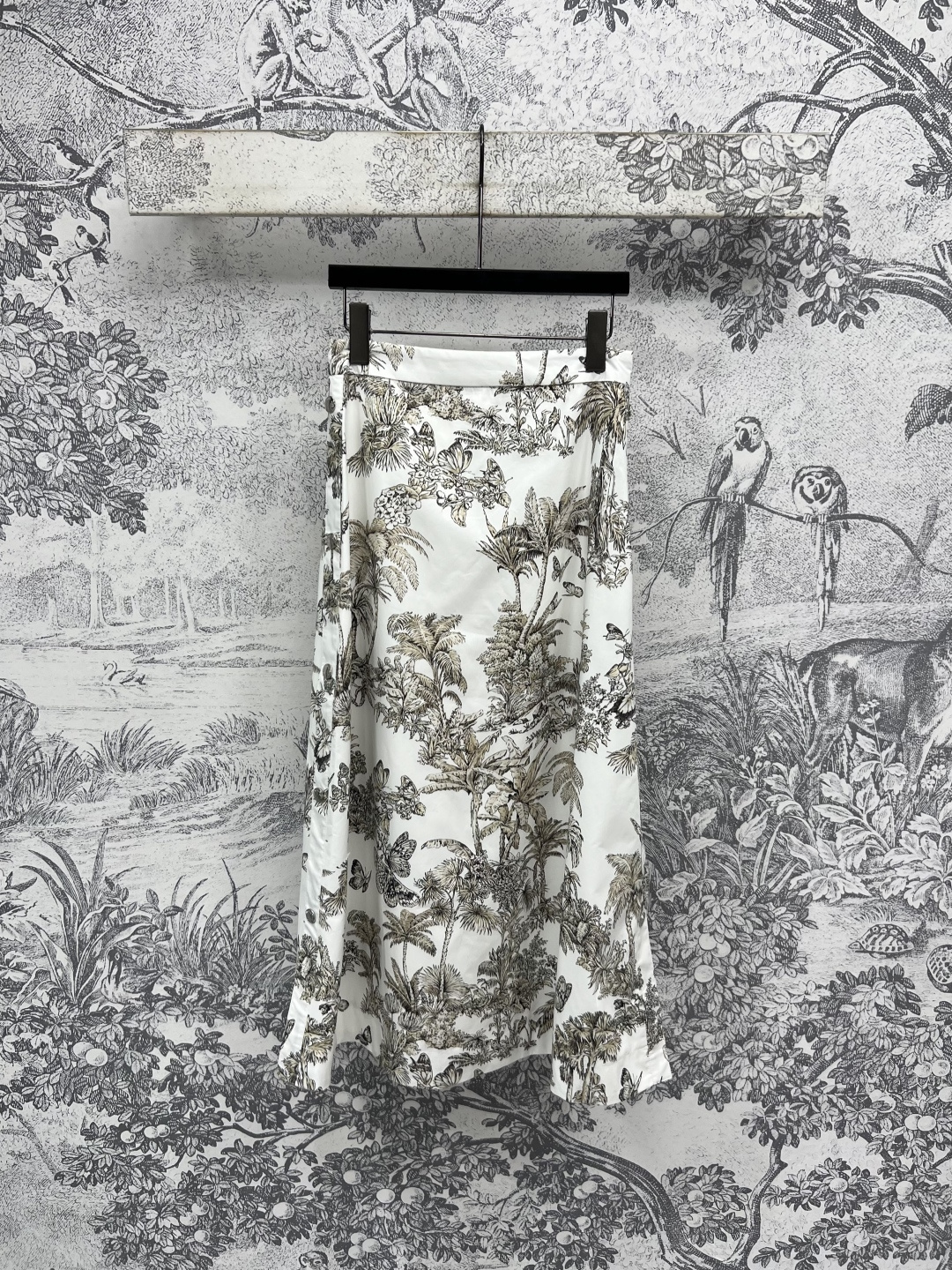 NO:445642,D Home 25 summer new coconut tree print series Lapel tied short shirt + front short and back long stand-up collar shirt + high-waisted skirt Create a lazy romantic mood in summer The long sleeves and loose style just right to modify the figure The short front and long back cut is more elongated and proportional. YB customized coconut tree pattern printed pure cotton fabric. Little bee embroidery for body positioning. A series of matching can be sweet or salty. Easily wear fashionable style. One color three codes Size/S-M-L,,dior, skirts,shirts,alexander wang19860909D家 25夏季新款 椰树印花系列 翻领系结短款衬衣+前短后长立领衬衫+高腰排扣半身裙 打造夏季懒洋洋的浪漫情调 长袖小宽松的版型恰到好处修饰身材 前短后长的剪裁更加拉长比例感 YB定制椰树图案印花纯棉面料 衣身定位的小蜜蜂刺绣 一系列搭配可甜可盐 轻松穿出时髦范 一色三码 Size/S-M-L,,dior,skirts,shirts,alexander wang,Women's clothing