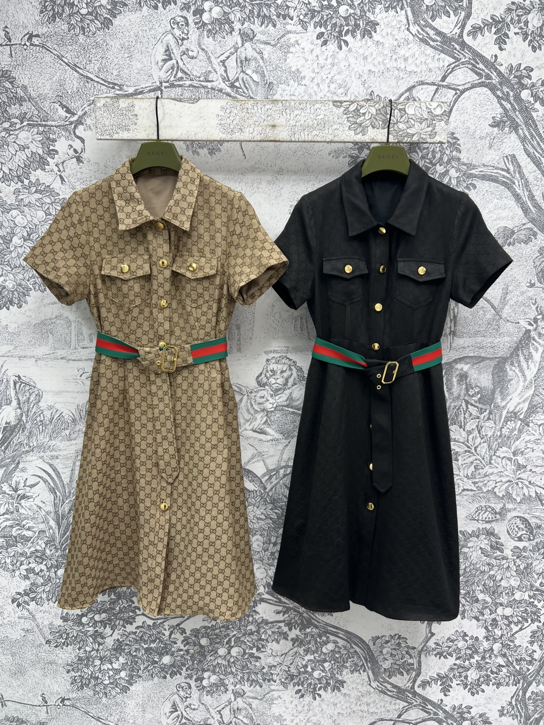 NO:445685,G Home 25 summer new style, double G jacquard short-sleeved dress, small lapel short-sleeved design, three-dimensional slim fit style cut, upper body makes it look slim and age-reducing temperament, classic double G jacquard fabric, low-key and high-end, full texture, golden breasts make the overall more fashionable and high-end, customized red and green webbing, presbyopia belt waist, perfectly divided body proportions, upper body temperament reduces age-reducing, elegant and atmospheric, can be used for any occasion, two colors and three codes, Size/S-M-L,,gucci,skirts,T-shirt,alexander wang19860909G家 25夏季新款 双G提花短袖连衣裙 小翻领短袖设计 立体修身版型剪裁 上身显瘦又减龄气质 经典的双G提花面料 低调又高级 满满的质感 金色排扣使整体更加时髦高级 定制的红绿织带老花腰带收腰 完美分割身材比例上身气质减龄 优雅又大气 任何场合都驾驭的住 两色三码 Size/S-M-L,,gucci,skirts,T-shirt,alexander wang,Women's clothing