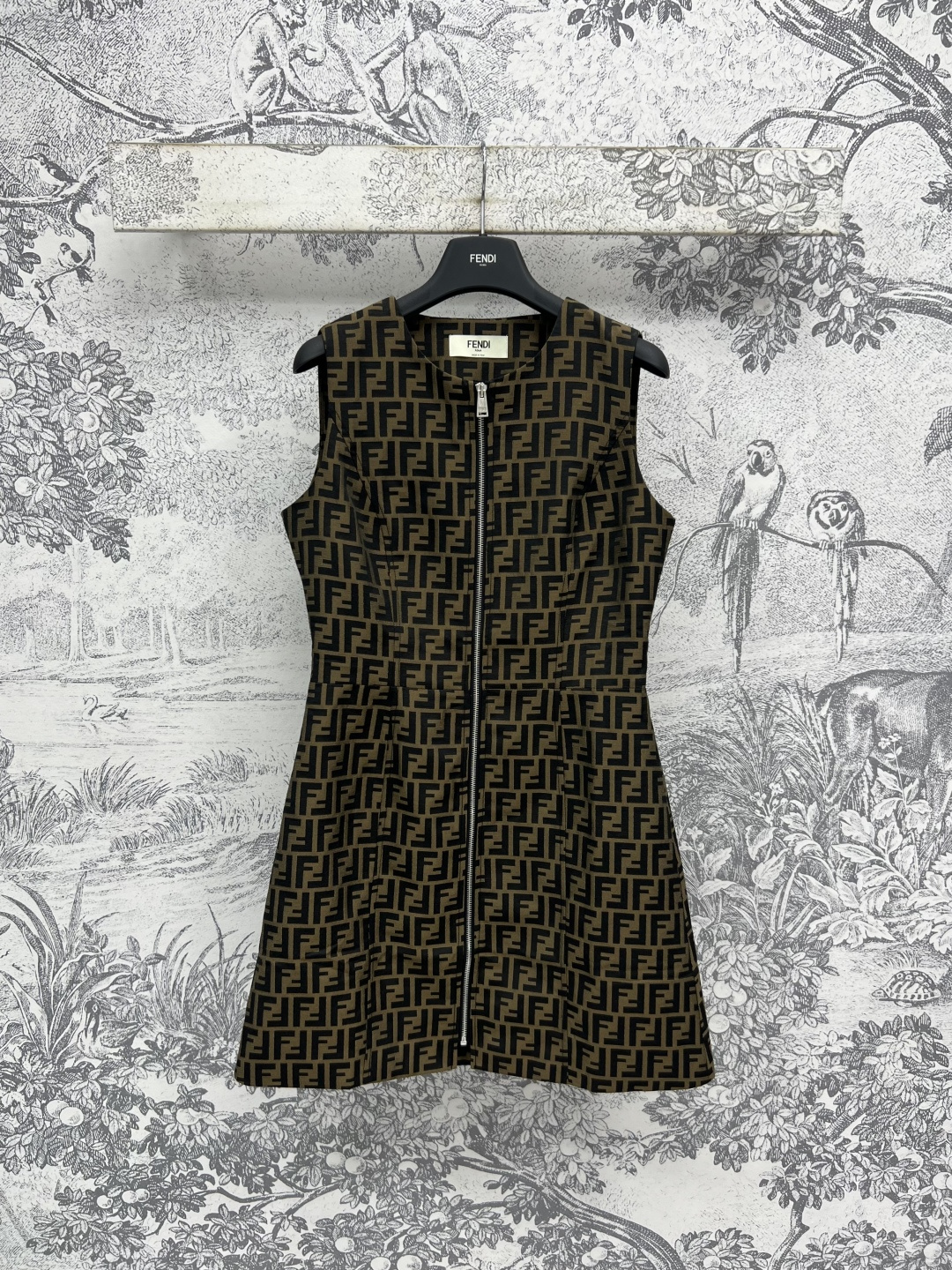 NO:445693,FD Home 25 summer new style, double F jacquard zipper vest dress, retro fashionable and high-end items, classic double F jacquard fabric, especially high-end and atmospheric, small U-neck, well-decorated neck lines, three-dimensional slim-fitting style, upper body temperament and age-reducing, very suitable for daily commuting, classic but not exaggerated, very simple and generous, one color three-code Size/S-M-L,,dior, skirts, alexander wang19860909FD家 25夏季新款 双F提花拉链背心连衣裙 复古时髦又高级的单品 经典的双F提花面料 特别高级大气 小U领很好的修饰颈部线条 立体修身剪裁版型 上身气质又减龄 日常通勤都很适合 经典又不会浮夸 非常简洁大方 一色三码 Size/S-M-L,,dior,skirts,alexander wang,Women's clothing