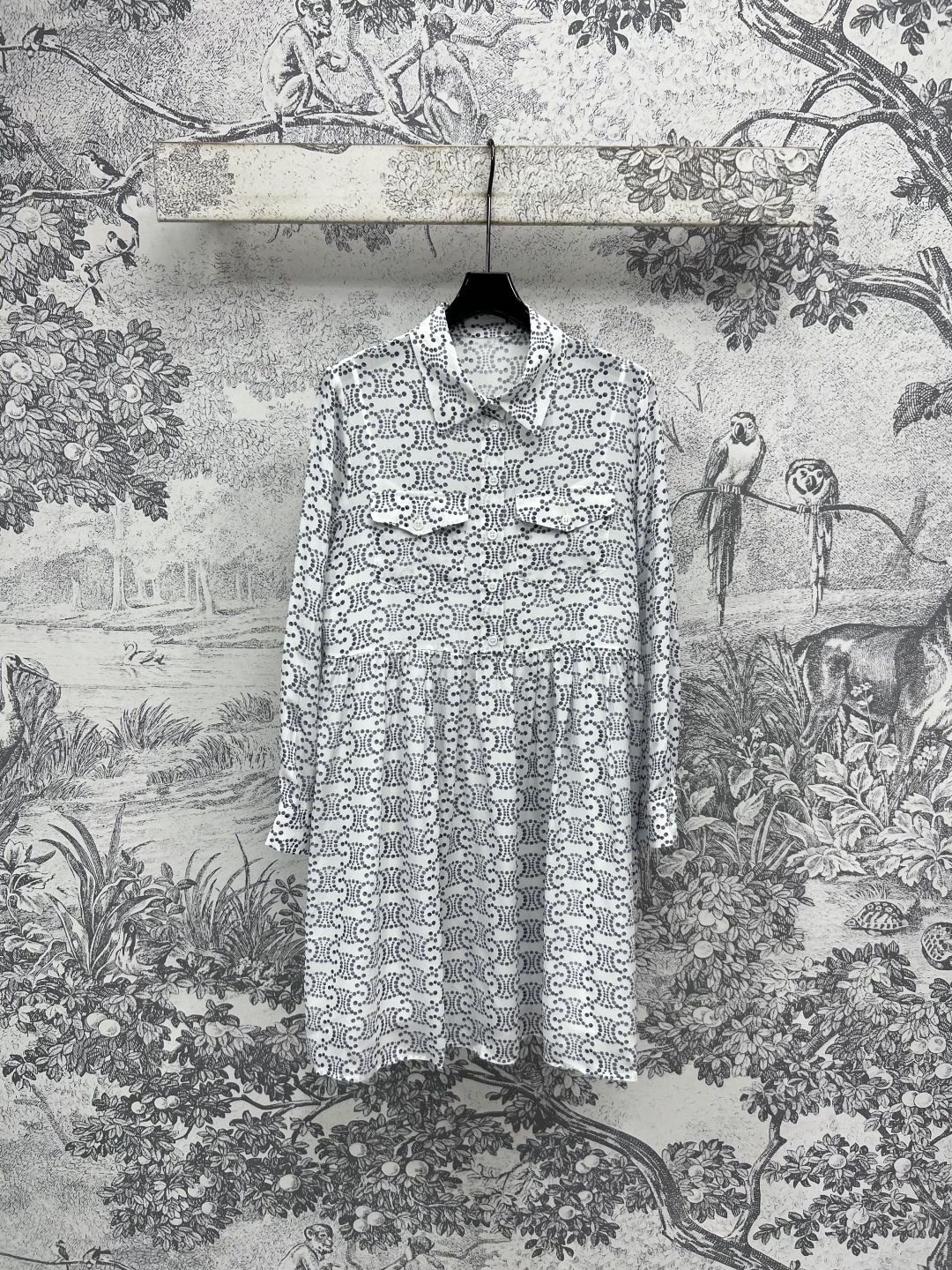 NO:445705,CE Home 25 summer new Arc de Triomphe logo silk-print dress 100% mulberry silk fabric with excellent texture. Distribution suspender lining. Commuting and working properly and comfortable. Printing patterns are very distinctive. The upper body is smooth and skin-friendly. It interprets the elegant and intellectual charm of women. Basic shirt style. It is versatile and not picky. Elegant and fashionable. The workmanship quality is very good. One color three-code size/S-M-L,, skirts, shirts, real silk, alexander wang19860909CE家 25夏季新款 凯旋门logo真丝印花连衣裙 百分百桑蚕丝面料 质感超赞 配送吊带内衬哦 通勤上班得体又舒适 印花图案很有特点 上身柔滑亲肤 诠释女性优雅知性魅力 基础衬衫版型 百搭不挑人 优雅有时髦 做工品质都很赞 一色三码size/S-M-L,,skirts,shirts,real silk,alexander wang,Women's clothing