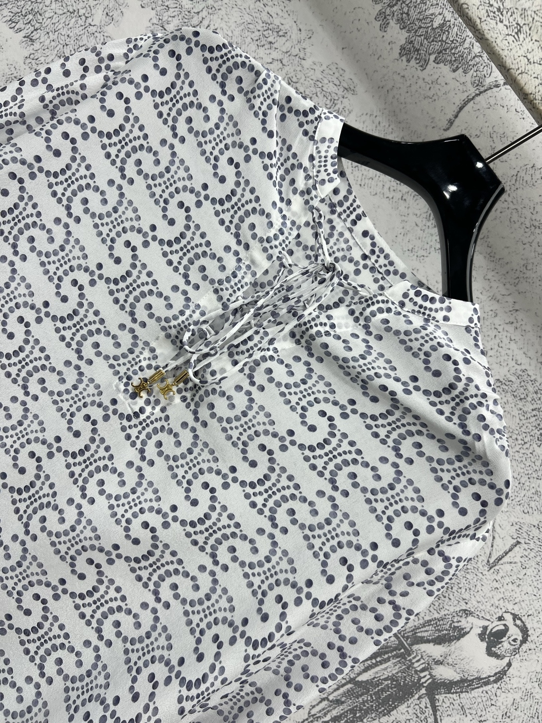 NO:445711,CE Home 25 summer new Arc de Triomphe logo silk-print shirt 100% mulberry silk fabric, excellent texture, no mistakes no matter how to match, commuting and working properly and comfortable, print patterns are very distinctive, the upper body is smooth and skin-friendly, interpreting the elegant and intellectual charm of women, basic shirt style, versatile and not picky, elegant and fashionable, and the workmanship quality is very good. One color three-code size/S-M-L,,shirts, real silk,alexander wang19860909CE家 25夏季新款 凯旋门logo真丝印花衬衫 百分百桑蚕丝面料 质感超赞 怎么搭配都不会出错 通勤上班得体又舒适 印花图案很有特点 上身柔滑亲肤 诠释女性优雅知性魅力 基础衬衫版型 百搭不挑人 优雅有时髦 做工品质都很赞 一色三码size/S-M-L,,shirts,real silk,alexander wang,Women's clothing