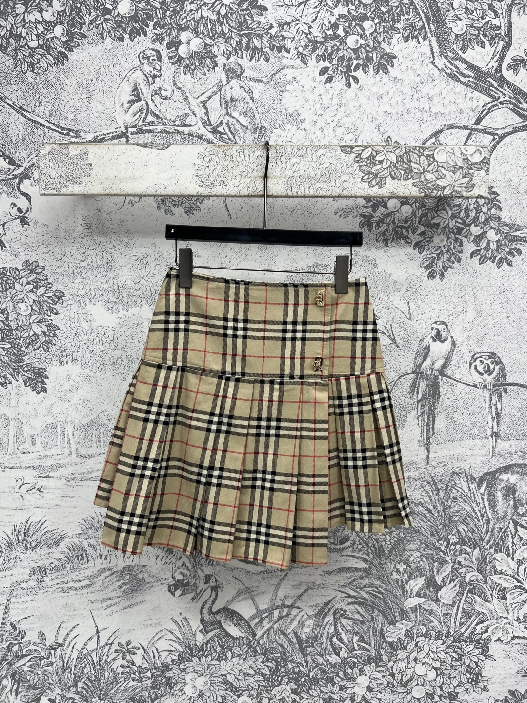 NO:445725,BUR Home 25 summer new style plaid pleated skirt, high-waist one-piece buckle spliced ​​pleated skirt, long front and short back, very design sense, upper body reduces age and makes it look slim and fashionable and versatile, fabric is particularly textured, summer T-shirt is sweet and cool, super temperament, one color three-code Size/S-M-L,,burberry, skirts,tees,t-shirt,alexander wang19860909BUR家 25夏季新款 格纹百褶短裙 高腰一片式搭扣拼接百褶裙摆 前长后短很有设计感 上身减龄显瘦又时髦百搭 面料特别有质感 夏季搭配T恤又甜又酷 超显气质 一色三码 Size/S-M-L,,burberry,skirts,tees，t-shirt,alexander wang,Women's clothing
