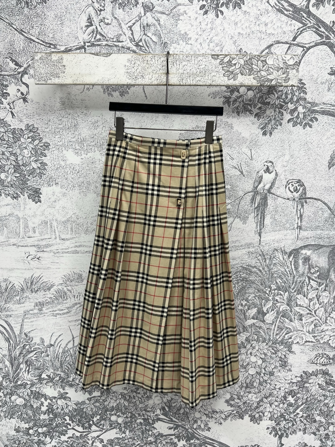 NO:445738,BUR Home 25 summer new style plaid pleated long skirt skirt High waist one-piece buckle pleated skirt hem The upper body looks slim and lifted temperament Playful and energetic girlish feeling online Customized adjustment buckle decoration takes into account the age-reducing feeling of girls without losing the academy style One-piece design Classic plaid fabric is particularly textured Summer T-shirt is sweet and cool Super temperament One-color three-code Size/S-M-L,,burberry, skirts,tees,t-shirt,alexander wang19860909BUR家 25夏季新款 格纹压褶长裙裙 高腰一片式搭扣压褶裙摆 上身显瘦抬气质 俏皮活力少女感在线 定制调节扣装饰 兼顾少女减龄感又不失学院风 一片式的设计 经典格纹面料特别有质感 夏季搭配T恤又甜又酷 超显气质 一色三码 Size/S-M-L,,burberry,skirts,tees，t-shirt,alexander wang,Women's clothing