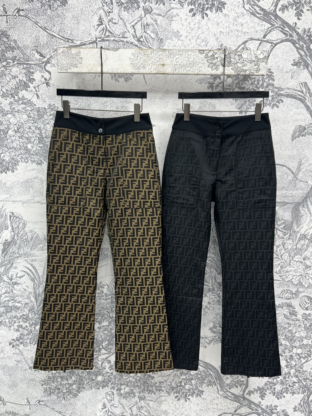 NO:445689,FD Home 25 summer new style, double F jacquard micro-flare trousers, classic small bell-bottom trousers, paired with a touch of style, walking with a style, create a perfect fashion style with minimalist style, cool and handsome design, full of high-end feeling, perfect workmanship quality depends on details, two colors and three codes, SML, dior, alexander wang19860909FD家 25夏季新款 双F提花微喇叭裤 经典小喇叭裤 搭片点辍 走路带风 飒出风格 用极简风格打造完美时尚风 拉风帅气的设计 高级感满满 完美做工品质看细节 两色三码 SML,,dior,alexander wang,Women's clothing