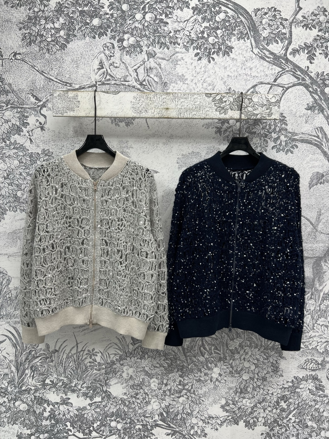 NO:446527,New summer style hollow knitted jacket jacket solid color classic matching simple and age-reducing girlish temperament. It is versatile with all kinds of items. Hollow knitted weaving technology. Two colors and three codes. Size/36-38-40,,jackets & coats,jackets & coats,alexander wang19860909夏季新款 镂空针织夹克外套 纯色经典搭配 简约又减龄少女气质 搭配各种单品都百搭 镂空针织织法工艺 两色三码 Size/36-38-40,,jackets & coats,jackets & coats,alexander wang,Women's clothing