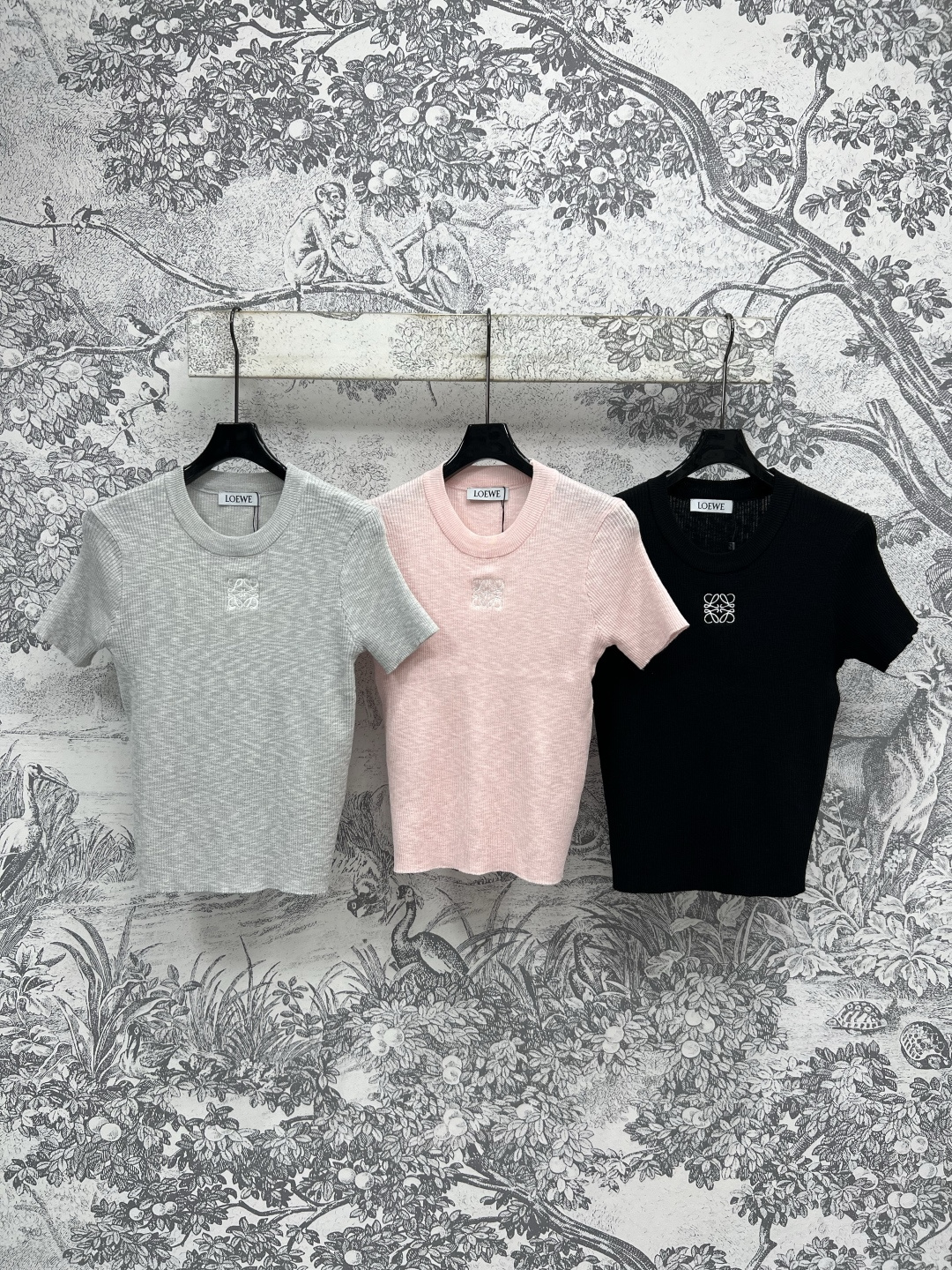 NO:446541,LW Home 25 summer new logo embroidered round neck short-sleeved sweater, everyday versatile items, with a textured texture, excellent slimness, chest embroidered logo logo, simple and elegant, full of high-end feeling, three colors and three codes Size/36-38-40,,T-shirt,alexander wang19860909LW家 25夏季新款 logo刺绣圆领短袖针织衫 日常百搭单品 自带纹路感上身显瘦度超赞 胸口刺绣logo徽标 简约又气质优雅 高级感十足 三色三码 Size/36-38-40,,T-shirt,alexander wang,Women's clothing