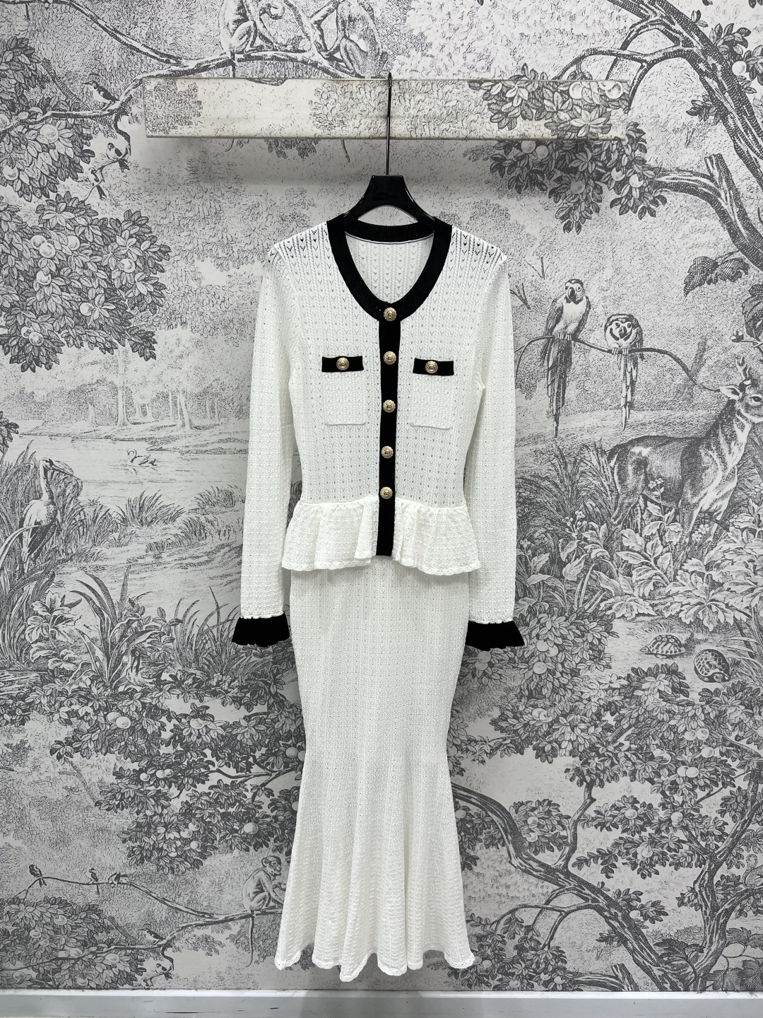 NO:446562,New summer style, round neck knitted fishtail dress, contrasting black and white splicing design, the upper body looks so good, the body shaping effect is great, the single-fit jacket is excellent, imported machine weaving, vertical striped jacket empty knit, very delicate, even close to the body, it will not tie it, can be worn as a base skirt, or single-fitting, each with its own flavor, elastic upper body is excellent, various slim and slim, one color three codes SML, skirts, jackets & coats, alexander wang19860909夏季新款 圆领针织鱼尾长连衣裙 撞色黑白拼接设计 上身太好看了 塑身效果很赞 单穿搭外套很绝 进口机子织造 竖条纹褛空针织 很细腻就算贴身穿也不会扎 可以当打底裙穿 或者单穿都各有味道 有弹性上身超棒各种修身显瘦 一色三码 SML,,skirts,jackets & coats,alexander wang,Women's clothing