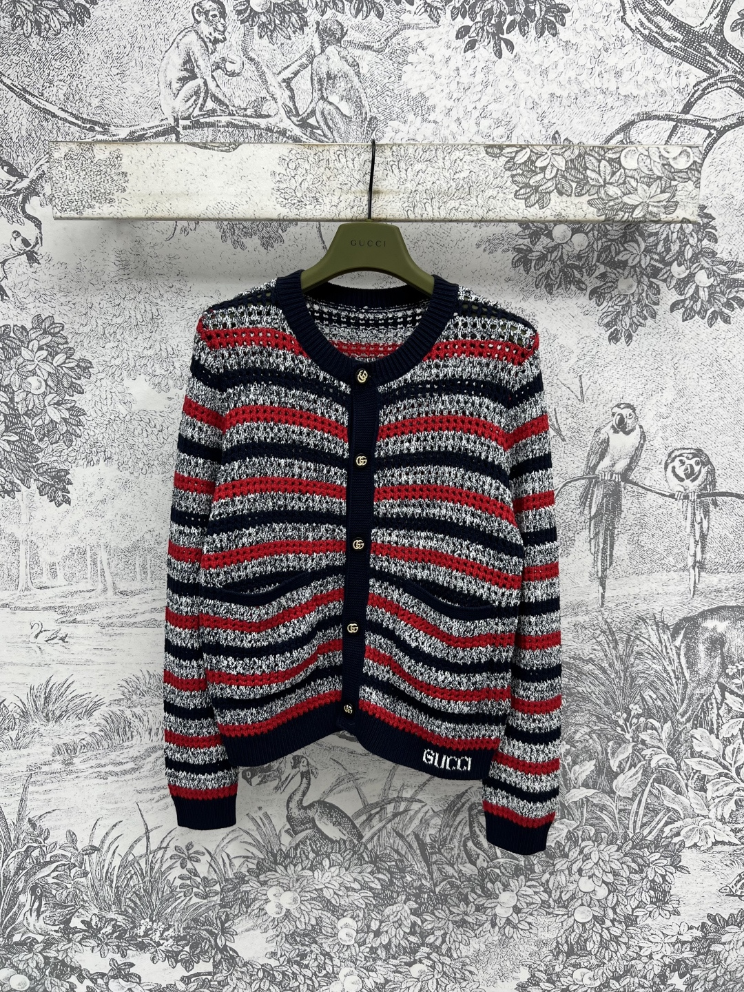 NO:446532,G Home 25 summer new style striped hollow knitted cardigan jacket contrasting stripes fashionable and high-end buttons are also engraved with classic brand dual G to show classic style picture collar long sleeve design slimming and temperament The upper body is a gentle and atmospheric feeling of big sister. One color three-code Size/S-M-L, gucci, jackets & coats, alexander wang19860909G家 25夏季新款 条纹镂空针织开衫外套 撞色条纹时髦高级 纽扣也刻有经典的品牌双G展现经典格调 图领长袖设计 显瘦显气质 上身就是温柔大气的大姐姐感 一色三码Size/S-M-L,,gucci,jackets & coats,alexander wang,Women's clothing