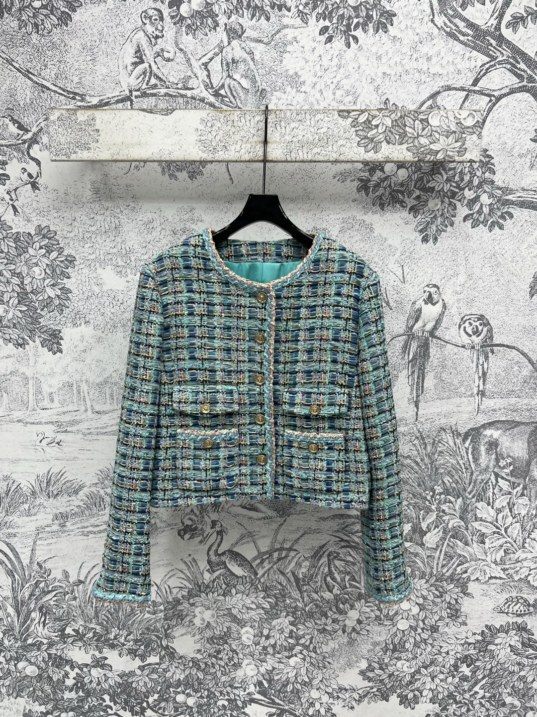 NO:446628,Small scent style 25 summer new style, green plaid tweed jacket, H-style round neck, green really makes it look white and lifts up the complexion, you can wear it with a fashionable and high-end feel, you won’t make any mistakes when you match it. Pocket cuff edging design, and the buttons are also very exquisite Size/S-M-L,, jackets & coats,alexander wang19860909小香风 25夏季新款 绿色格纹粗花呢外套 H版型 气质圆领 绿色真的超级显白提气色 随便搭配都能穿出时髦高级感 随便搭配都不会出错 口袋袖口包边设计 纽扣也很精致 Size/S-M-L,,jackets & coats,alexander wang,Women's clothing