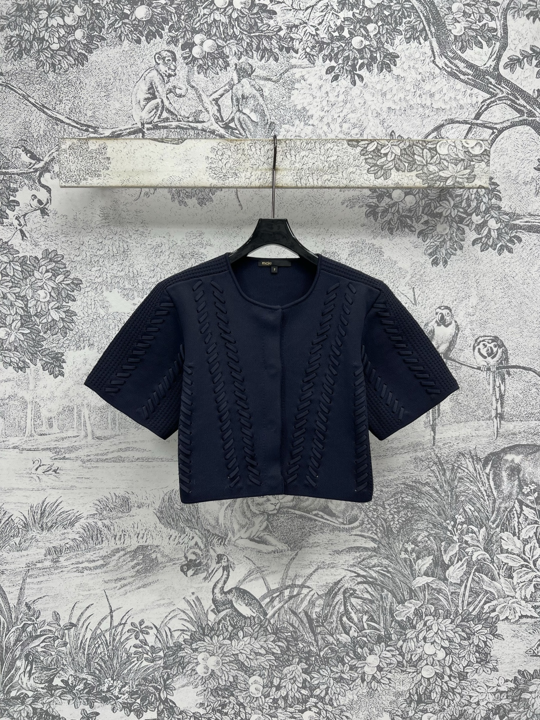 NO:446587,Maje 25 summer new style dark blue knitted short-sleeved cardigan daily essential items Sexy single wear, super slim fit, imported cotton yarn texture is super comfortable, casual and fashionable and high-end, three-code one color Size/36-38-40,,T-shirt,alexander wang19860909Maje 25夏季新款 深蓝色针织短袖开衫日常必备单品 单穿性感 版型超显瘦 进口棉纱线质感超舒适 休闲时髦又高级 一色三码 Size/36-38-40,,T-shirt,alexander wang,Women's clothing