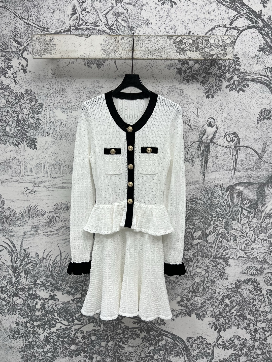 NO:446550,New summer style round neck knitted fishtail dress contrast black and white splicing design. The upper body looks so good. The body shaping effect is great. Single-fitting jacket is excellent. Imported machine weaving. Vertical striped jacket is empty knitted. It is very delicate and even close to the body. It can be worn as a base skirt. It has its own flavor. It has elastic upper body and is excellent. Various slim fit and slim. One color and three sizes, skirts, jackets & coats, alexander wang19860909夏季新款 圆领针织鱼尾连衣裙撞色黑白拼接设计 上身太好看了 塑身效果很赞 单穿搭外套很绝 进口机子织造 竖条纹褛空针织 很细腻就算贴身穿也不会扎 可以当打底裙穿 或者单穿都各有味道 有弹性上身超棒各种修身显瘦 一色三码,,skirts,jackets & coats,alexander wang,Women's clothing