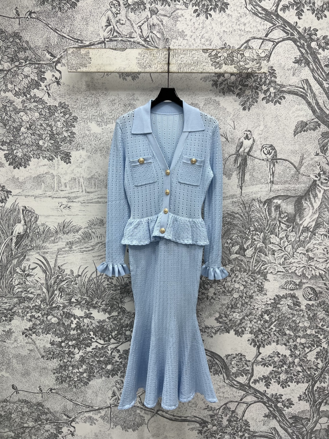 NO:446578,New summer style V-neck knitted fishtail long skirt, very high-end elegant blue, the upper body looks so good, the body shaping effect is very good, the single-fit jacket is very excellent, imported machine woven, vertical striped jacket empty knit, very delicate, even close to the body, it will not tie it, can be worn as a base skirt, or single wear each has its own flavor, elastic upper body is excellent, various slim and slim, one color three sizes SML, skirts, jackets & coats, alexander wang19860909夏季新款 V领针织鱼尾长裙 很高级的优雅蓝 上身太好看了 塑身效果很赞 单穿搭外套很绝 进口机子织造 竖条纹褛空针织 很细腻就算贴身穿也不会扎 可以当打底裙穿 或者单穿都各有味道 有弹性上身超棒各种修身显瘦 一色三码 SML,,skirts,jackets & coats,alexander wang,Women's clothing