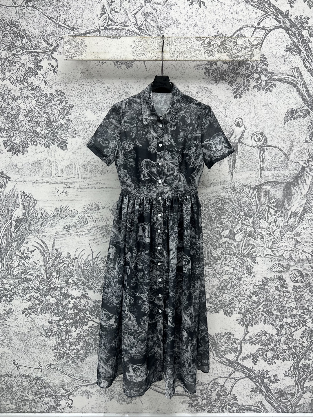 NO:446563,D Home 25 summer new style, lapel short-sleeved lining dress, small suspender lining, two-piece set, full-print animal jungle pattern printed fabric, showing the brand charm, high-end and fashionable, French retro, elegant and slim, thin and textured, super draping, cool summer, not sweaty, visually showing long legs, easy to wear to show a slim waist, high-end color matching, textured, can be used for any occasion, with a cool and small atmosphere, versatile, not picky, one color, three-code Size/S-M-L,,dior, skirts, T-shirt, alexander wang19860909D家 25夏季新款 翻领短袖衬式连衣裙 内搭小吊带内衬 两件套 满印动物丛林图案印花面料 彰显品牌魅力 高级又时髦 法式复古优雅又显瘦 轻薄有质感 垂坠感超级赞 夏凉不闷汗 上身视觉超显大长腿 轻松穿出小蛮腰 配色高级有质感 任何场合都驾驭的住 自带清冷小氛围 百搭不挑人一色三码Size/S-M-L,,dior,skirts,T-shirt,alexander wang,Women's clothing