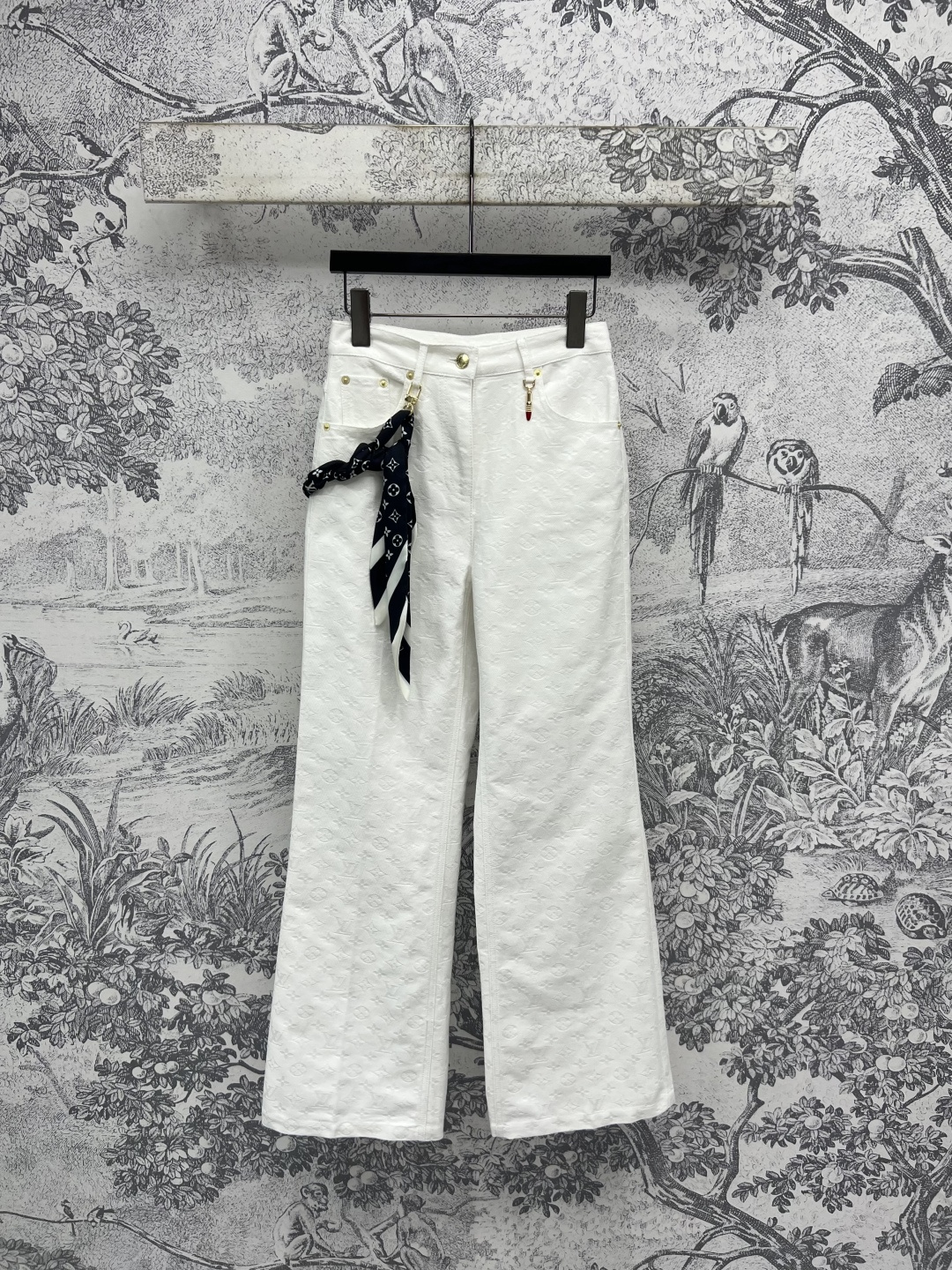 NO:446615,L Home 25 early autumn new style, presbyopia jacquard white denim series, straight trousers + high waist shorts + stand-up collar jacket + vest dress, customized presbyopia jacquard wash white denim fabric, versatile, refreshing and fashionable, low-key and fashionable, classic style, a series of matching, not picky on the body, slimming and white, and versatile, one color, three-code SML7,, louis vuitton, skirts, shorts, jackets & coats, alexander wang19860909L家 25早秋新款 老花提花白色牛仔系列 直筒长裤+高腰短裤+立领外套+背心连衣裙 定制老花提花洗水白牛仔面料 百搭又清爽时髦 低调又时髦 经典版型 一系列搭配上身不挑身材 显瘦显白还百搭 一色三码SML7,,louis vuitton,skirts,shorts,jackets & coats,alexander wang,Women's clothing