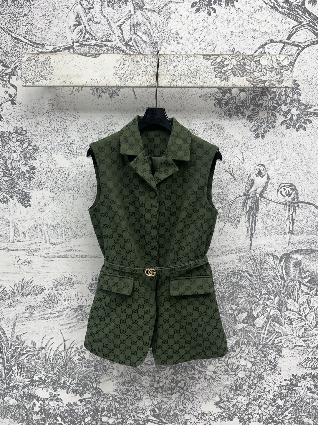 NO:447879,G Home 25 early autumn new style, green double G jacquard series, lapel sleeveless waist vest, classic printed GG jacquard jacket, those who like presbyopia, must not miss it, giant lifting temperament, good for casual or commuting, with a sense of aura, loose fit, fashionable and super high-end, matched with trousers in the same series, shorts are age-reducing and elegant, sweet and salty, one color three-code Size/S-M-L,, gucci, shorts, jackets & coats, alexander wang19860909G家 25早秋新款 绿色双G提花系列 翻领无袖收腰马甲 经典满印的GG提花外套 喜欢老花的一定不要错过 巨抬气质 无论是休闲还是通勤都很不错 自带气场感 宽松版型修身时髦超级高级 搭配同系列长裤 短裤上身减龄优雅 可甜可盐 一色三码Size/S-M-L,,gucci,shorts,jackets & coats,alexander wang,Women's clothing