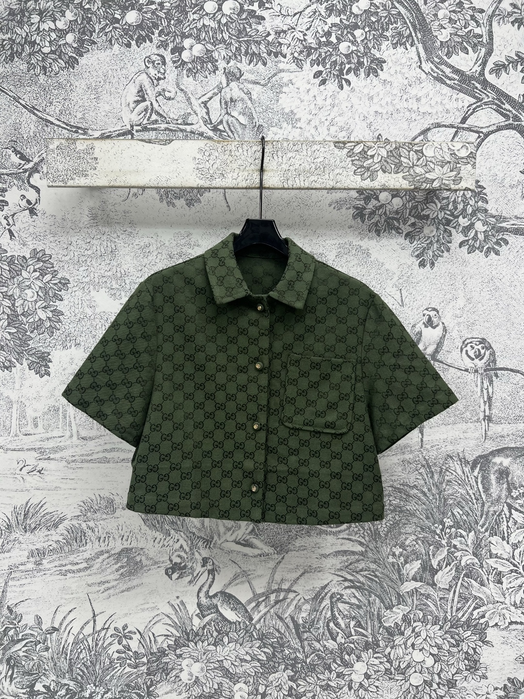 NO:447893,G Home 25 early autumn new style, green double G jacquard series, lapel short short-sleeved shirt, classic printed GG jacquard jacket, those who like presbyopia, must not miss it, giant lift temperament, good for casual or commuting, with a sense of aura, loose fit, fashionable and super high-end, matched with trousers in the same series, shorts are age-reducing and elegant, sweet or salty, one color three-code Size/S-M-L,, gucci, shorts, jackets & coats, T-shirt, alexander wang19860909G家 25早秋新款 绿色双G提花系列 翻领短款短袖衬衣 经典满印的GG提花外套 喜欢老花的一定不要错过 巨抬气质 无论是休闲还是通勤都很不错 自带气场感 宽松版型修身时髦超级高级 搭配同系列长裤 短裤上身减龄优雅 可甜可盐 一色三码Size/S-M-L,,gucci,shorts,jackets & coats,T-shirt,alexander wang,Women's clothing