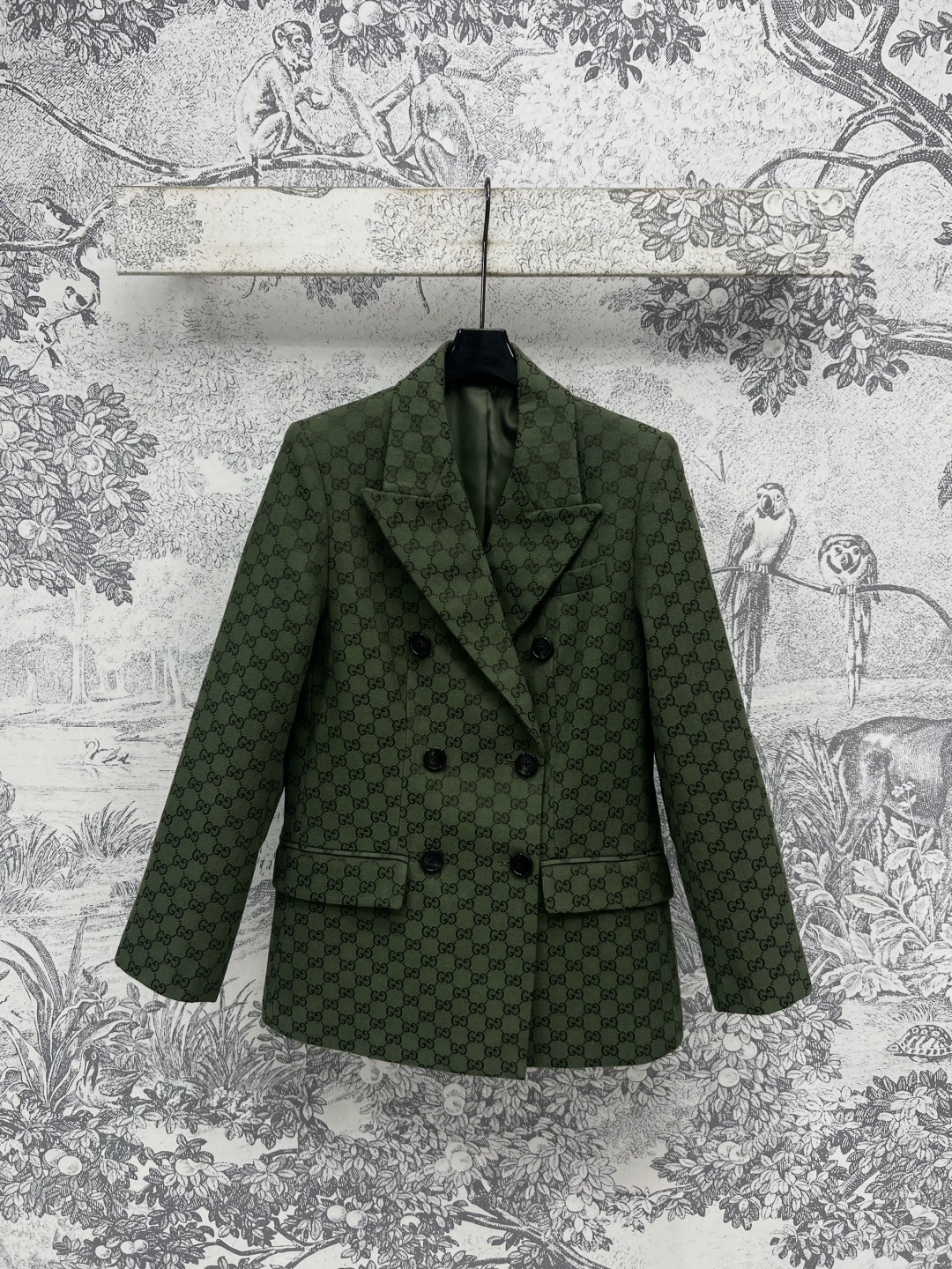 NO:447844,G Home 25 early autumn new style, green double G jacquard series, lapel suit jacket, classic printed GG jacquard jacket, those who like presbyopia must not miss it, giant lift temperament, good for casual or commuting, with a sense of aura, loose fit, fashionable and super high-end, three patch covers with mouth plugs, embellishment and decoration, matched with the same series of trousers, age-reducing and elegant, sweet or salty, one color, three-code Size/S-M-L,, gucci, jackets & coats, business suit, alexander wang19860909G家 25早秋新款 绿色双G提花系列 翻领西装外套 经典满印的GG提花外套 喜欢老花的一定不要错过 巨抬气质 无论是休闲还是通勤都很不错 自带气场感 宽松版型修身时髦超级高级 三个贴布盖带口塞点缀修饰 搭配同系列西裤上身减龄优雅 可甜可盐 一色三码Size/S-M-L,,gucci,jackets & coats,business suit,alexander wang,Women's clothing