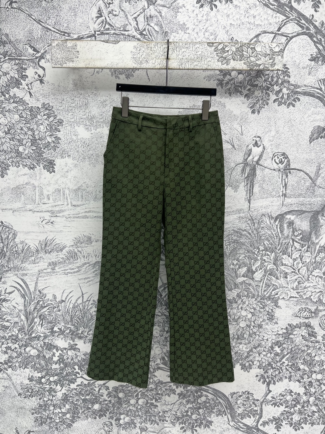 NO:447863,G Home 25 early autumn new green double G jacquard series high waist straight trousers suitable for wearing in all occasions. Easily lifted temperament Super high-end, with a sense of aura, high waist straight-piece, a cut that is automatically slimming and slimming and tall. The upper body is extremely elegant and has a high-end style. The upper body is extremely stylish. It is a slim-fitting and slimming look. The upper body is extremely stylish. It is elegant and age-reducing. It is very good for commuting and leisure. Size/S-M-L,,gucci,jackets & coats,business suit,alexander wang19860909G家 25早秋新款 绿色双G提花系列 高腰直筒长裤 各种场合都适合穿 秒抬气质 超级高级 自带气场感 高腰直筒版型 属于自动修身显瘦显高的剪裁 上身气质绝绝子 满印的双G提花面料 喜欢老花的一定不要错过 搭配同系列西装外套 上身简直绝了 优雅减龄 通勤休闲都很不错 Size/S-M-L,,gucci,jackets & coats,business suit,alexander wang,Women's clothing