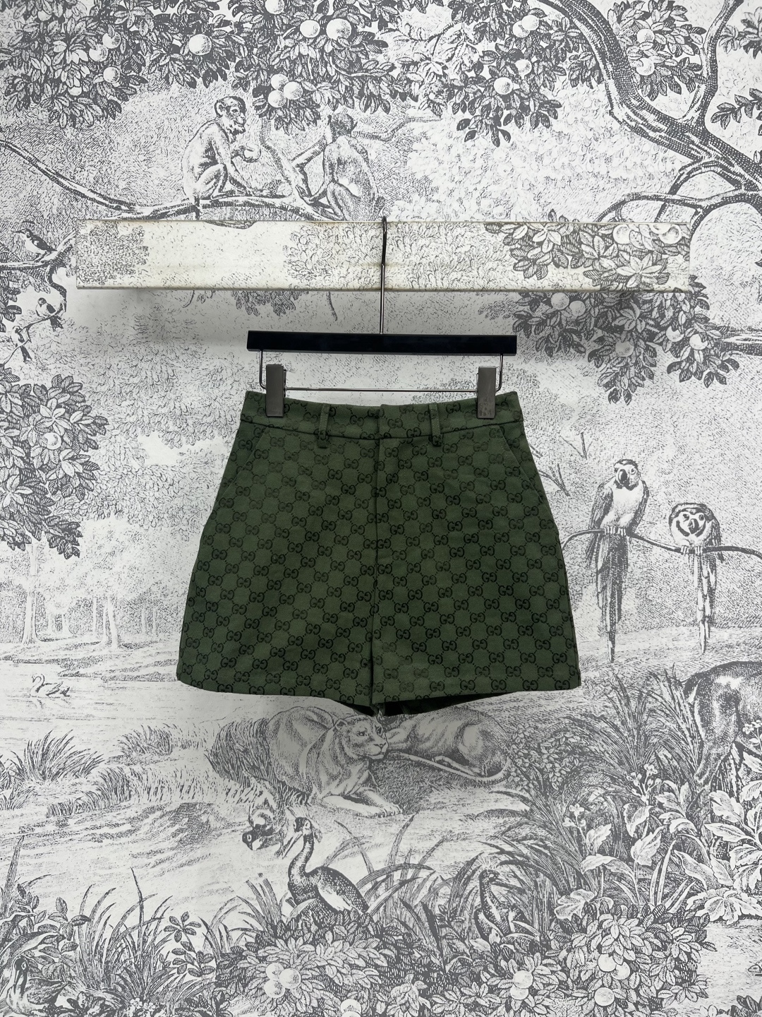 NO:447830,G Home 25 early autumn new green double G jacquard series high-waist shorts suitable for wearing in all occasions. Easily lifted temperament Super high-end, with a sense of aura, high-waist straight-fitting, a cut that is automatically slimming and slimming, high-end style, an excellent upper body temperament, a full-print double G jacquard fabric, those who like presbyopia must not miss it, matched with the same series of suit jackets, the upper body is simply amazing, elegant and age-reducing, commuting and leisure are very good, one color three-code Size/S-M-L,, gucci, shorts, jackets & coats, business suit, alexander wang19860909G家 25早秋新款 绿色双G提花系列 高腰短裤 各种场合都适合穿 秒抬气质 超级高级 自带气场感 高腰直筒版型 属于自动修身显瘦显高的剪裁 上身气质绝绝子 满印的双G提花面料 喜欢老花的一定不要错过 搭配同系列西装外套 上身简直绝了 优雅减龄 通勤休闲都很不错 一色三码Size/S-M-L,,gucci,shorts,jackets & coats,business suit,alexander wang,Women's clothing