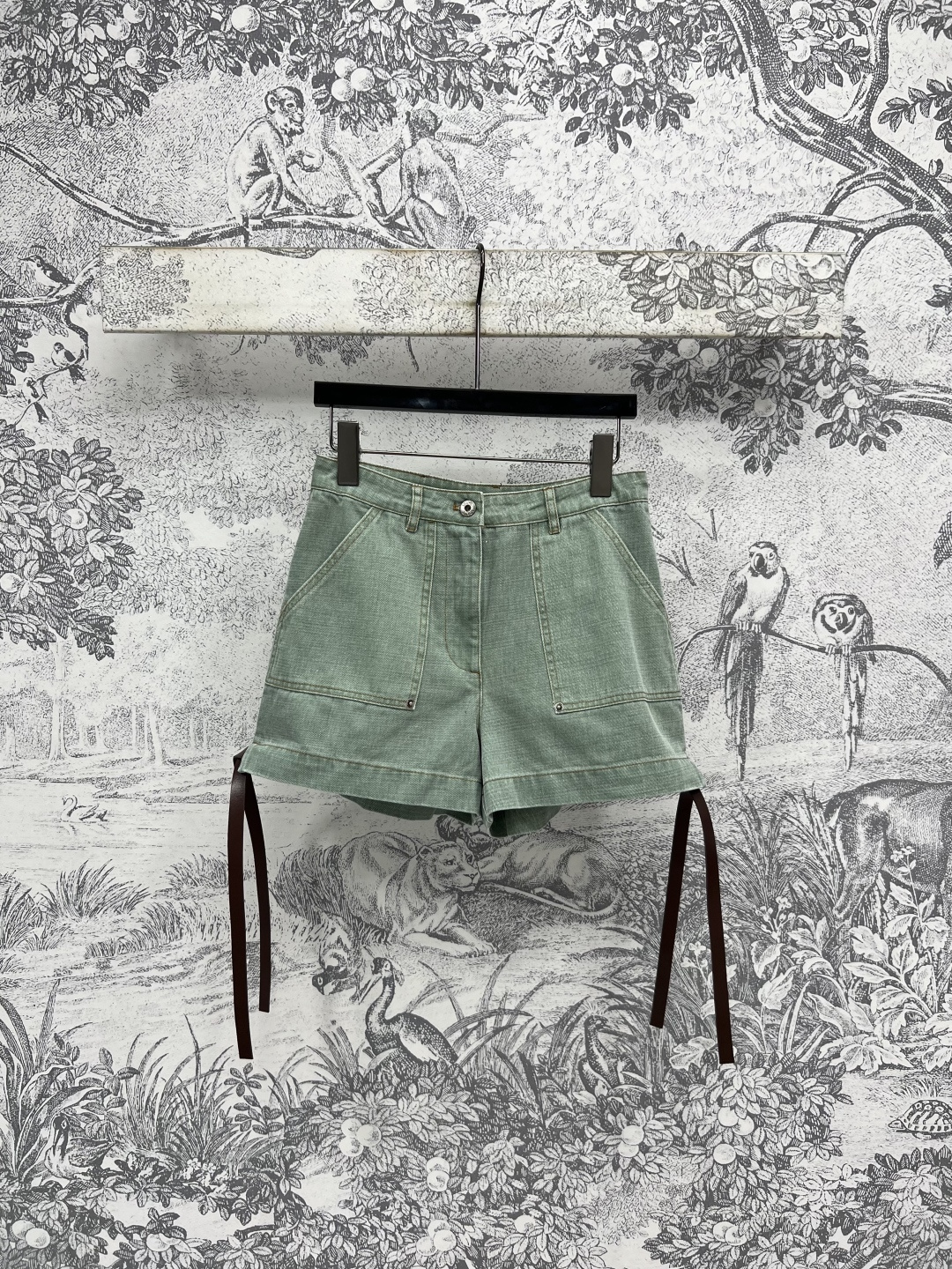 NO:447881,LW Home 25 early autumn new style Green denim series Leather work jacket jacket + lapel shirt + leather decorative shorts + straight trousers A series of matching top body with a high-end feel. Daily matching is so good. A versatile slimming tool. Imported denim elastic fabric. Excellent comfort without deformation. The old colors are very heavy and full of details. Three codes in one color. Size/S-M-L,, shorts, jackets & coats, jackets & coats,shirts,alexander wang19860909LW家 25早秋新款 绿色牛仔系列 皮条工装夹克外套+翻领衬衫+皮条装饰短裤+直筒长裤 一系列搭配上身自带高级感 日常搭配太好看了 百搭显瘦神器 进口牛仔弹力面料 不变形舒适感超赞 做旧的颜色非常重细节感满满 一色三码 Size/S-M-L,,shorts,jackets & coats,jackets & coats,shirts,alexander wang,Women's clothing