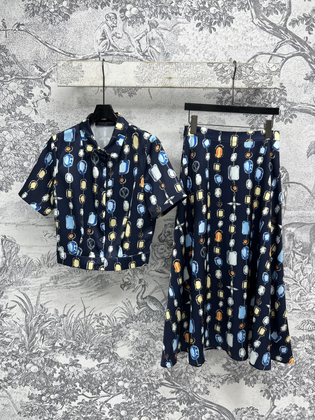 NO:447937,L Home 25 early autumn new style Gem chain casual suit Lapel short-sleeved top + skirt Giving modern texture Customized full-print gem chain printed fabric A set of top body comes with lazy and fashionable It is good to wear casually Three sizes SML,,louis vuitton, skirts, T-shirt, alexander wang19860909L家 25早秋新款 宝石链条休闲套装 翻领短袖上衣+半身裙 赋予摩登质感 定制满印宝石链条印花面料 一套上身自带慵懒和时髦 随意穿都很好 一色三码 SML,,louis vuitton,skirts,T-shirt,alexander wang,Women's clothing