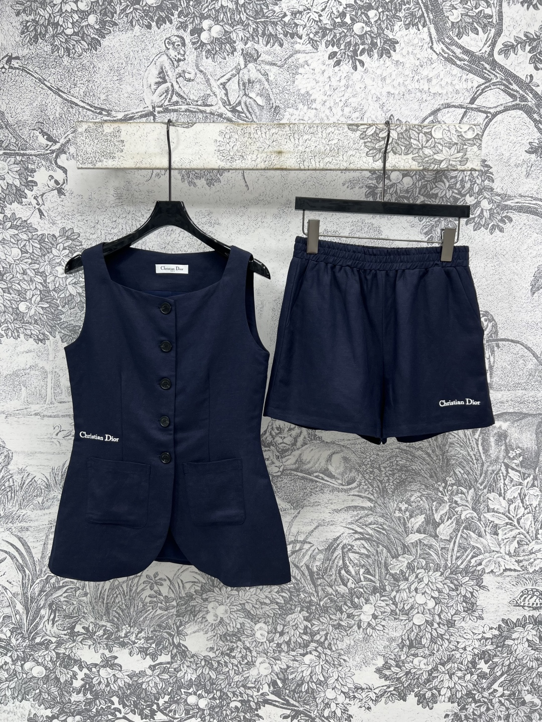 NO:447895,D Home 25 early autumn new cotton and linen casual suit vest + shorts high-end cotton and linen material with a super high-end texture. Exquisite and fashionable. Elegant and fashionable. Both casual commuting style. Three-dimensional tailoring. Very spacious and stylish. A set of must-haves for commuting. Two colors and three-codes. Size/S-M-L,,dior, shorts,alexander wang.19860909D家 25早秋新款 棉麻休闲套装 背心马甲+短裤 高级感拉满的棉麻材质 质感超级绝 自带高级的版型 精致又时髦 优雅时尚兼备休闲通勤款 立体剪裁 挺阔有型 一套搭配通勤必备 两色三码 Size/S-M-L,,dior,shorts,alexander wang,Women's clothing