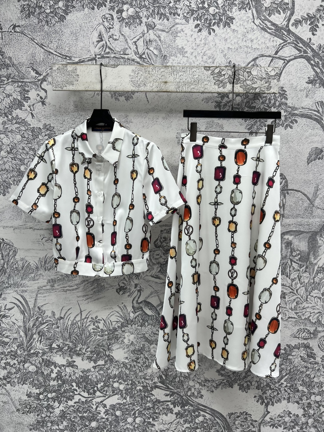 NO:447922,L Home 25 early autumn new style Gem chain casual suit Lapel short-sleeved top + skirt Giving modern texture Customized full-print gem chain printed fabric A set of top body comes with lazy and fashionable It is good to wear casually Three sizes SML,,louis vuitton, skirts, T-shirt, alexander wang19860909L家 25早秋新款 宝石链条休闲套装 翻领短袖上衣+半身裙 赋予摩登质感 定制满印宝石链条印花面料 一套上身自带慵懒和时髦 随意穿都很好 一色三码 SML,,louis vuitton,skirts,T-shirt,alexander wang,Women's clothing