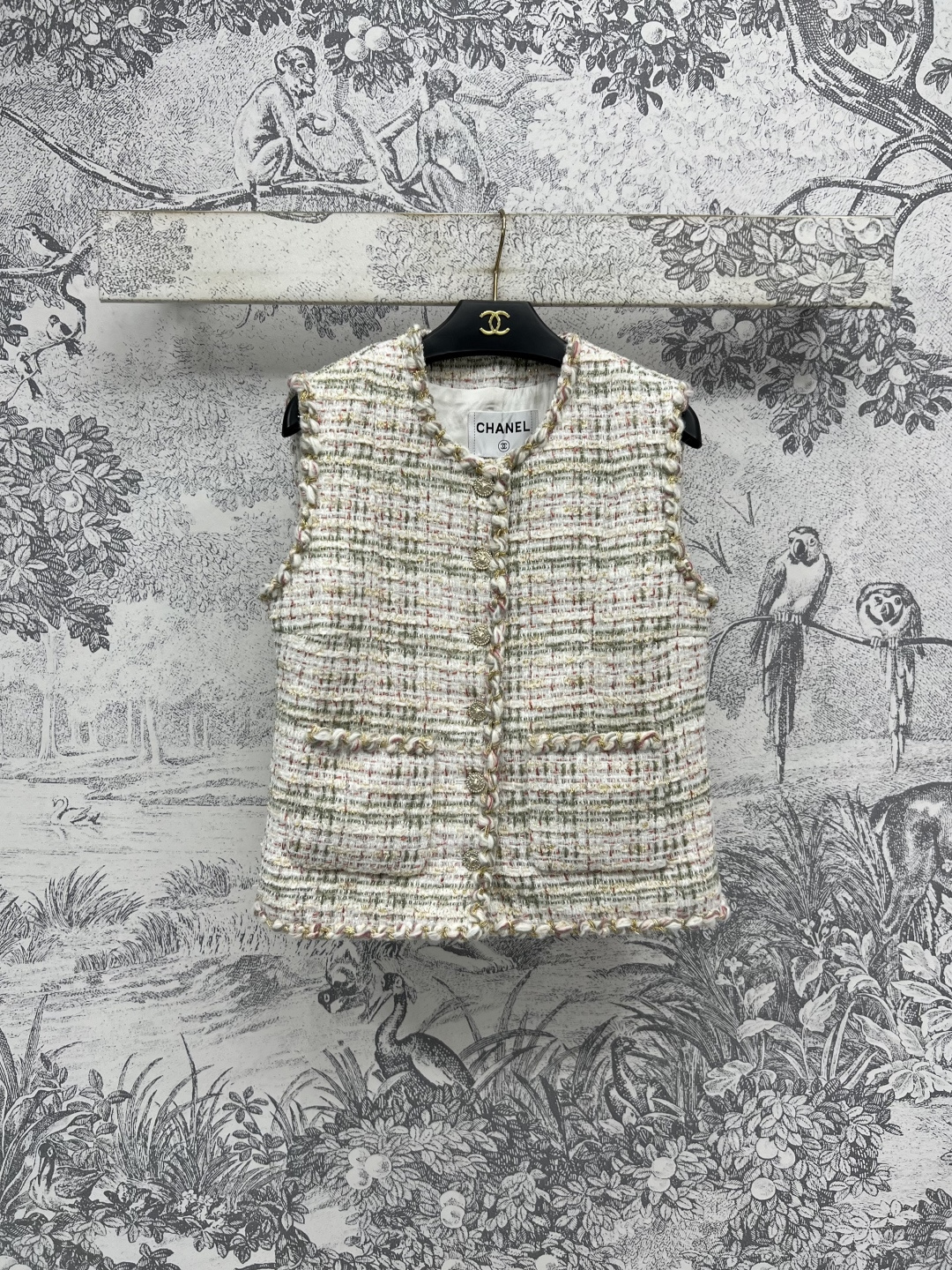 NO:447933,Xiaoxiangfeng 25 early autumn new style, sequin tweed vest jacket, a must-have artifact for white and rich beauties!  Soft tweed fabric with haute beads and chevron braided with woven braided straps, details of woven belts, loose H-cut style, huge slimming effect on the upper body, easy to handle whether it is paired with high-waisted pants or A-line skirts, one-color three-code SML7, skirts, jackets & coats, alexander wang19860909小香风25早秋新款 亮片粗花呢马甲外套 白富美们的必备神器！高定珠片彩纱与格纹编织的软花呢面料 编织带包边细节 宽松H裁版型 上身效果巨显瘦 无论是搭配高腰裤还是A字裙 都能轻松驾驭 一色三码SML7,,skirts,jackets & coats,alexander wang,Women's clothing