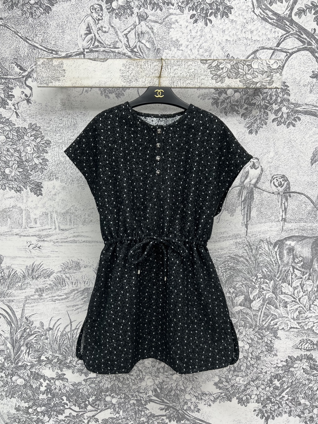 NO:447951,Xiaoxiangfeng 25 early autumn new style tweed sleeveless dress hollow woven design sleeveless drawstring waist slim fit style high-quality details with textured upper body temperament, also known as lady, customized logo buckle decoration, excellent details, three-code one color Size/S-M-L,, skirts, alexander wang19860909小香风 25早秋新款 粗花呢无袖连衣裙 镂空编织设计 无袖抽绳收腰修身版型 自带纹理感的高级细节 上身气质又名媛淑女 定制的logo扣饰装饰 细节做工很赞 一色三码 Size/S-M-L,,skirts,alexander wang,Women's clothing