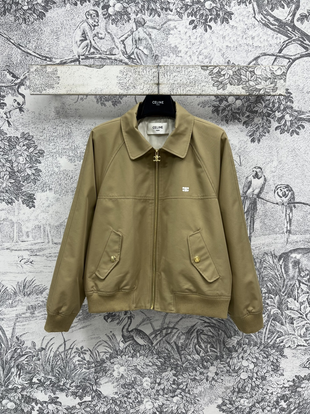 NO:447909,CE Home 25 Early Autumn New Khaki Jacket Jacket, Threaded Knit Design with Collar, Cuffs and Hem, It's eye-catching and eye-catching in one second. It's a Jacquard lining in the Arc de Triomphe. It looks good no matter how you match it. It's suitable for all kinds of people. No matter how you match it, it's not easy to make mistakes. Embroidered Arc de Triomphe logo embellishment on the chest, the upper body is cool and stylish. One color three-code Size/S-M-L,, jackets & coats, jackets & coats, alexander wang19860909CE家25早秋新款 卡其色夹克外套 领口和袖口还有衣摆做的螺纹针织设计 一秒的吸睛抢镜 里面是凯旋门提花内衬 怎么搭配都好看 属于适合各种人的 怎么搭配都不容易出错 胸前刺绣凯旋门logo点缀 上身酷飒有型 一色三码Size/S-M-L,,jackets & coats,jackets & coats,alexander wang,Women's clothing