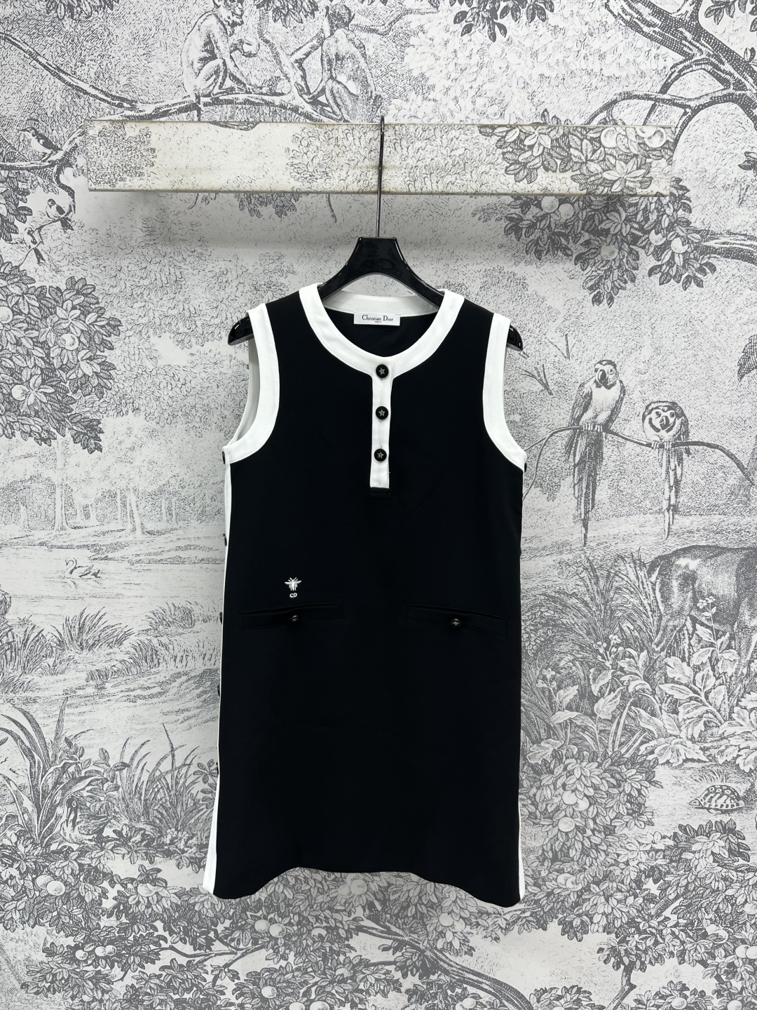 NO:447965,D Home 25 early autumn new style, contrasting vest dress, logo embellishment on both sides, sleeveless vest style is amazing in summer, simple and high-end style design, upper body temperament and age reduction, versatile and not picky about body shape, daily outfits can be done with one color and three codes Size/S-M-L,,dior, skirts,alexander wang19860909D家 25早秋新款 撞色背心连衣裙 两侧边logo排扣点缀 无袖背心款式在夏日简直绝了 简约又高级的版型设计 上身气质又减龄 百搭不挑身材 日常穿搭一键搞定一色三码 Size/S-M-L,,dior,skirts,alexander wang,Women's clothing