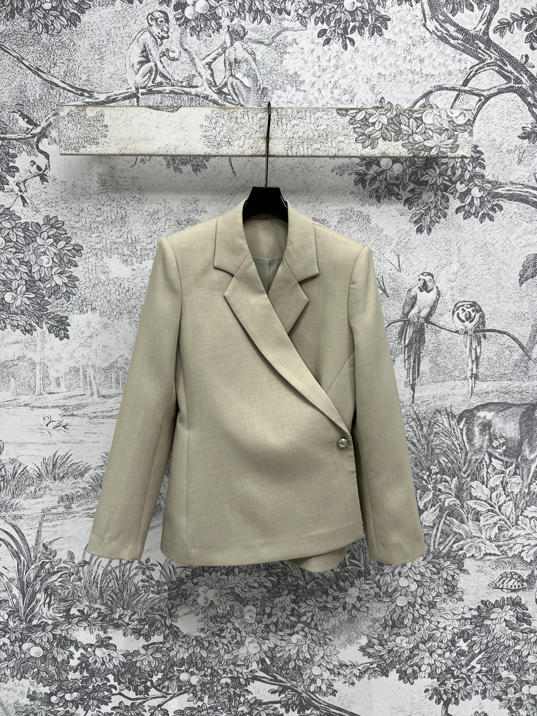 NO:447988,LW Home 25 early autumn new style suit jacket Selected neutral tone suit suit set versatile and practical wear The whole style cut YYDS The perfect silhouette is capable and neat, oblique buckle design, especially aura, full of heroic spirit, create a fashionable outfit effect, matched with the same series of trousers, two colors and three codes, Size/S-M-L,, jackets & coats, business suit, alexander wang19860909LW家 25早秋新款 西装外套 精选推荐中性色调西装套装 百搭实穿 整个版型剪裁YYDS 恰大好处的廓形 干练利落 斜扣设计 特别有气场 英气十足 打造时髦穿搭效果 搭配同系列西裤通勤必备两色三码Size/S-M-L,,jackets & coats,business suit,alexander wang,Women's clothing