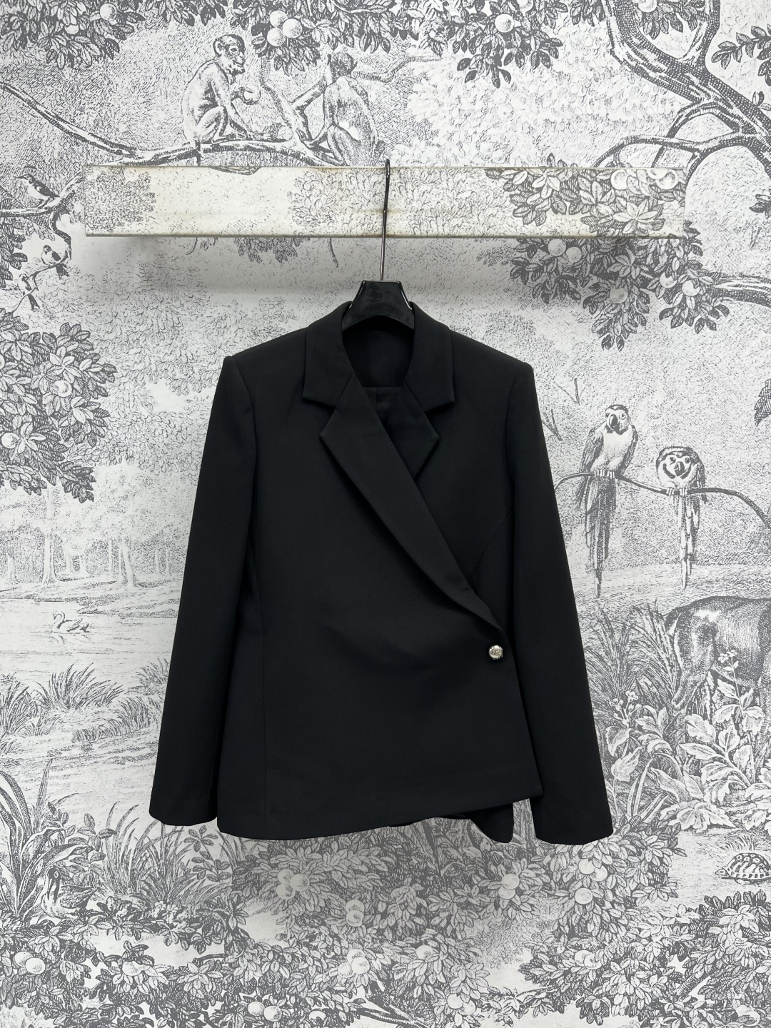 NO:447976,LW Home 25 early autumn new style suit jacket Selected neutral tone suit suit set versatile and practical wear The whole style cut YYDS The perfect silhouette is capable and neat, oblique buckle design, especially aura, full of heroic spirit, create a fashionable outfit effect, matched with the same series of trousers, two colors and three codes, Size/S-M-L,, jackets & coats, business suit, alexander wang19860909LW家 25早秋新款 西装外套 精选推荐中性色调西装套装 百搭实穿 整个版型剪裁YYDS 恰大好处的廓形 干练利落 斜扣设计 特别有气场 英气十足 打造时髦穿搭效果 搭配同系列西裤通勤必备两色三码Size/S-M-L,,jackets & coats,business suit,alexander wang,Women's clothing