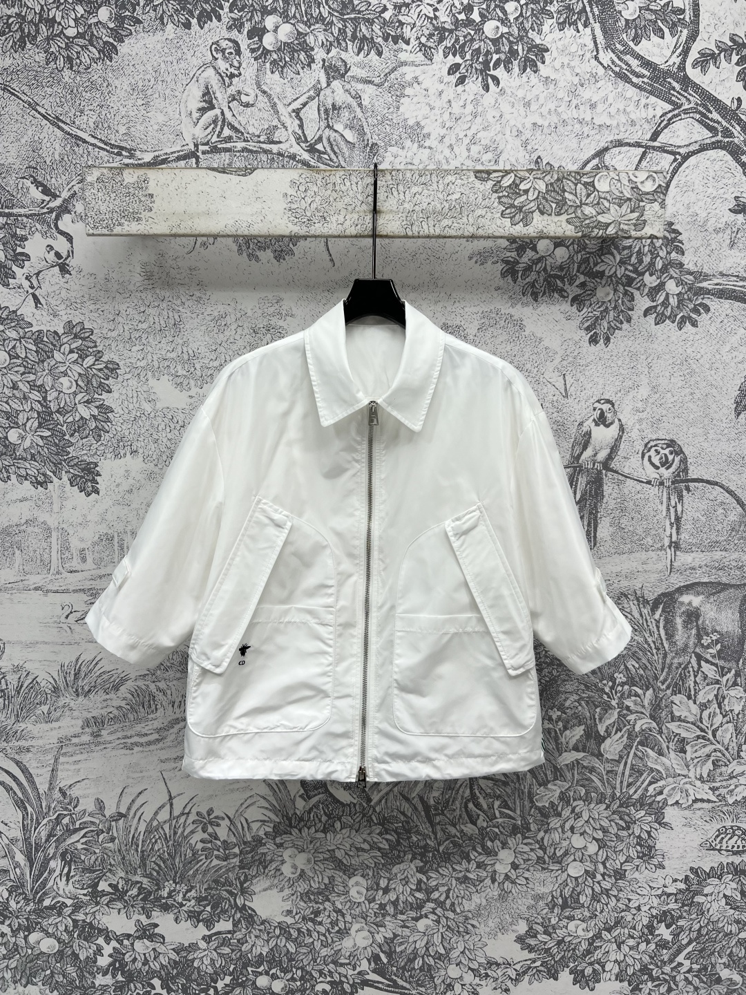 NO:447947,D Home 25 early autumn new style, lapel short-sleeved jacket + pleated shorts, green logo on both sides, webbing decoration is low-key and fashionable, full of high-end texture, loose style, super age-reducing, a set of matching, full of youthful and age-reducing, full of vitality and sporty atmosphere, full of girlishness, sweet and cool, fashionable and versatile and not picky, one color, three-code Size/S-M-L,,dior, shorts, jackets & coats,T-shirt,alexander wang19860909D家 25早秋新款 翻领短袖外套+百褶搭片短裤 两侧绿色Logo 织带装饰低调又时髦 满满的高级质感 宽松版型上身超级减龄 一套搭配 充满青春减龄的活力运动气息 满满的少女感 可甜可酷 时髦百搭不挑人 一色三码Size/S-M-L,,dior,shorts,jackets & coats,T-shirt,alexander wang,Women's clothing